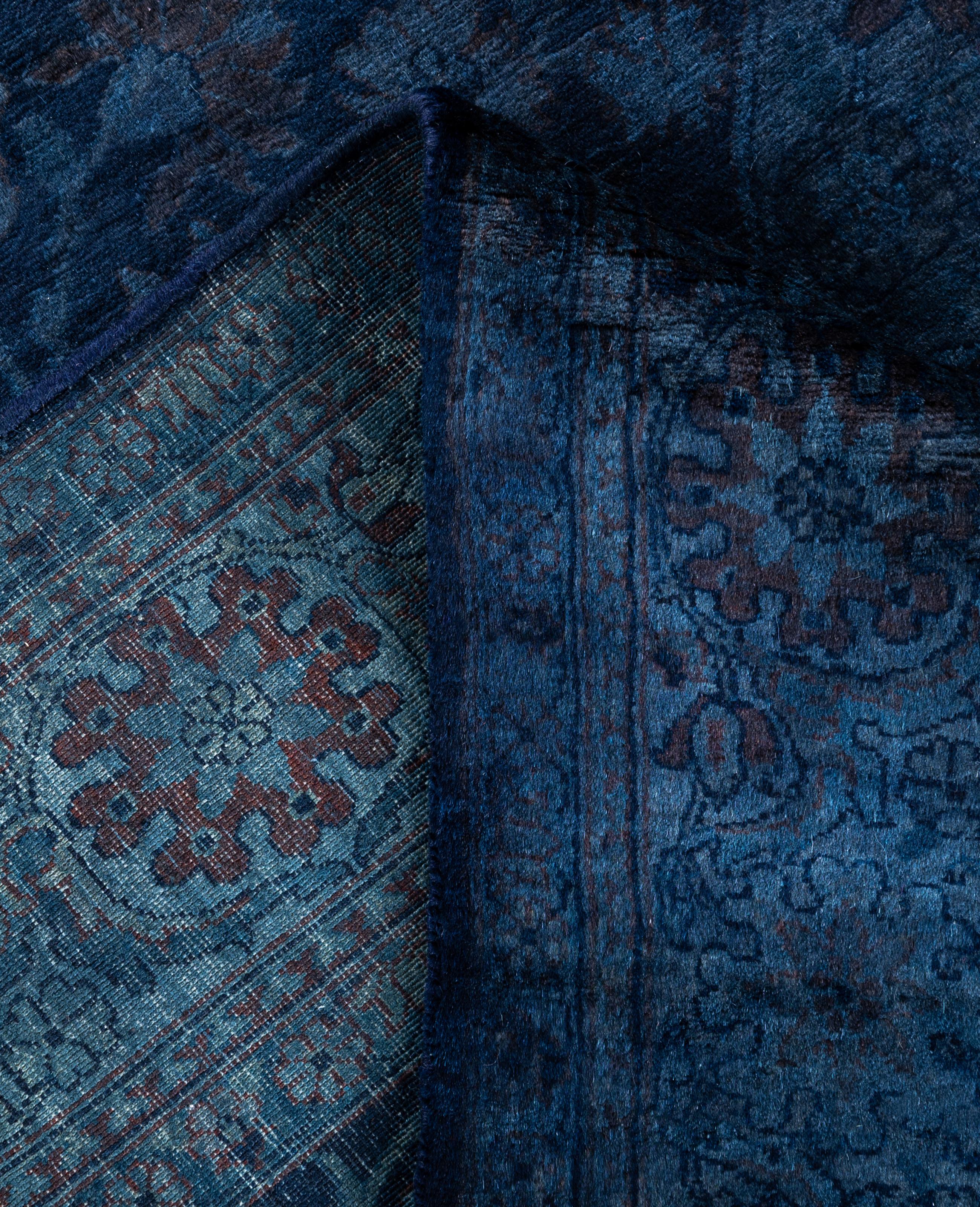XXIe siècle et contemporain Tapis unique en laine surteintée bleu 4' 1