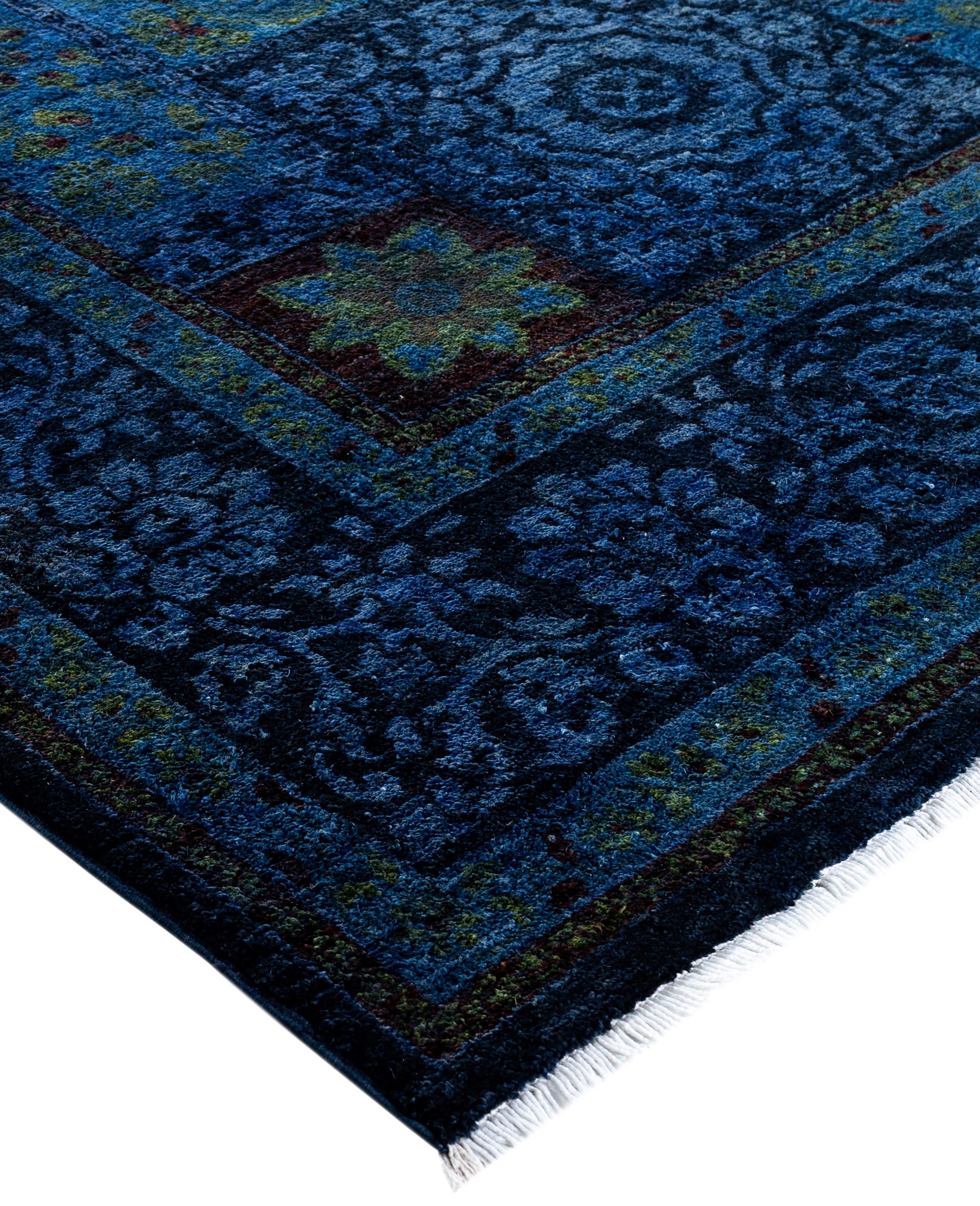 Les tapis surteints sont créés à partir de tapis anciens ou traditionnels auxquels on applique une teinture vibrante et monochrome sur les motifs existants. Cette technique permet d'obtenir une esthétique audacieuse et moderne tout en préservant les