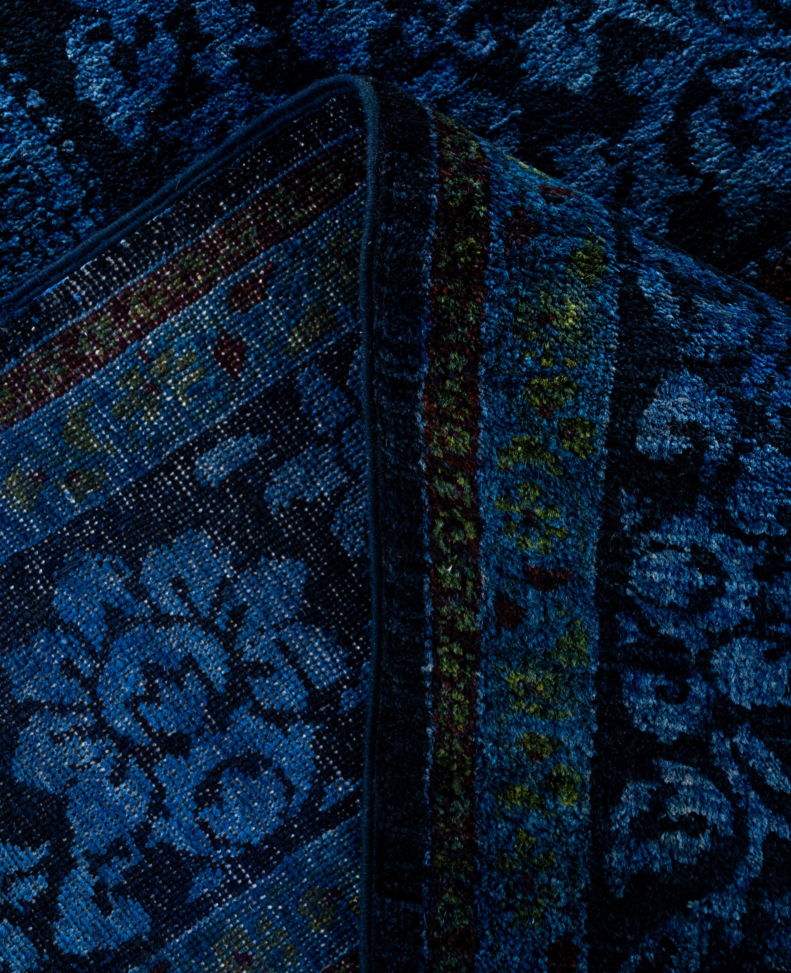XXIe siècle et contemporain Tapis de sol en laine bleu Overdyed One-of-a-Kind 4' 10
