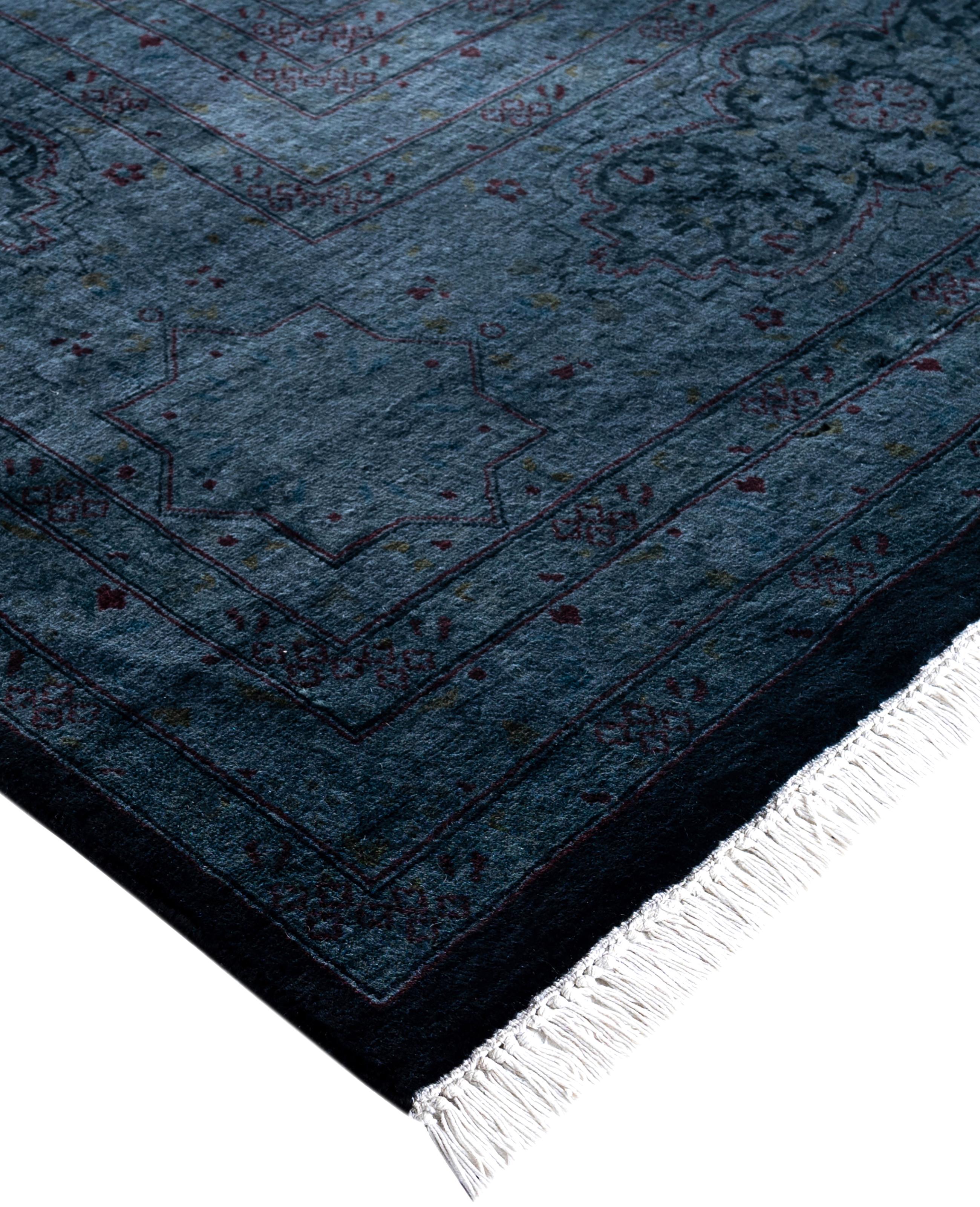 Las alfombras sobreteñidas se crean tomando alfombras antiguas o tradicionales y aplicando un tinte vibrante y monocromático sobre los dibujos existentes. Esta técnica da como resultado una estética audaz y moderna, al tiempo que conserva los