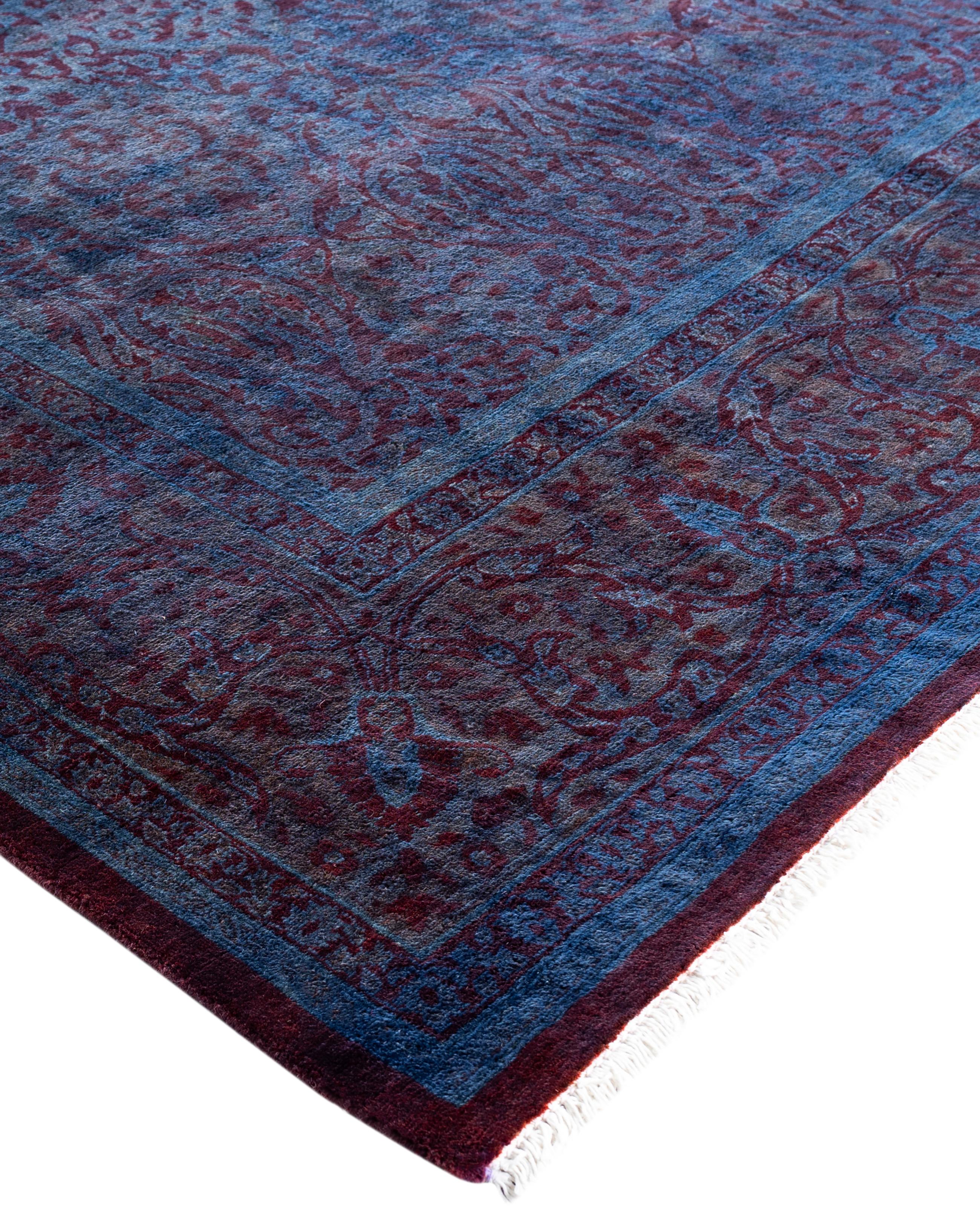 Les tapis surteints sont créés à partir de tapis anciens ou traditionnels auxquels on applique une teinture vibrante et monochrome sur les motifs existants. Cette technique permet d'obtenir une esthétique audacieuse et moderne tout en préservant les