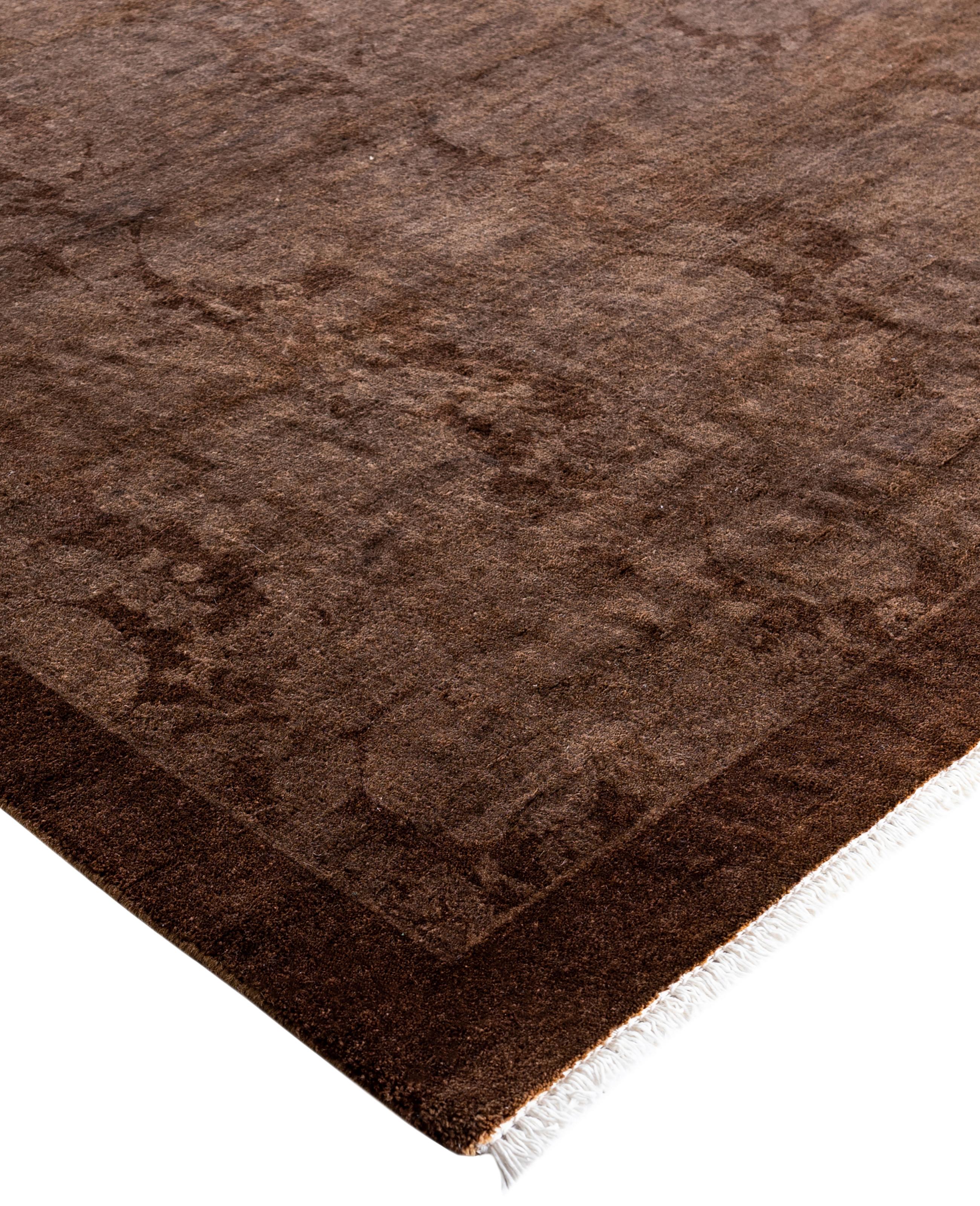 Las alfombras sobreteñidas se crean tomando alfombras antiguas o tradicionales y aplicando un tinte vibrante y monocromático sobre los dibujos existentes. Esta técnica da como resultado una estética audaz y moderna, al tiempo que conserva los