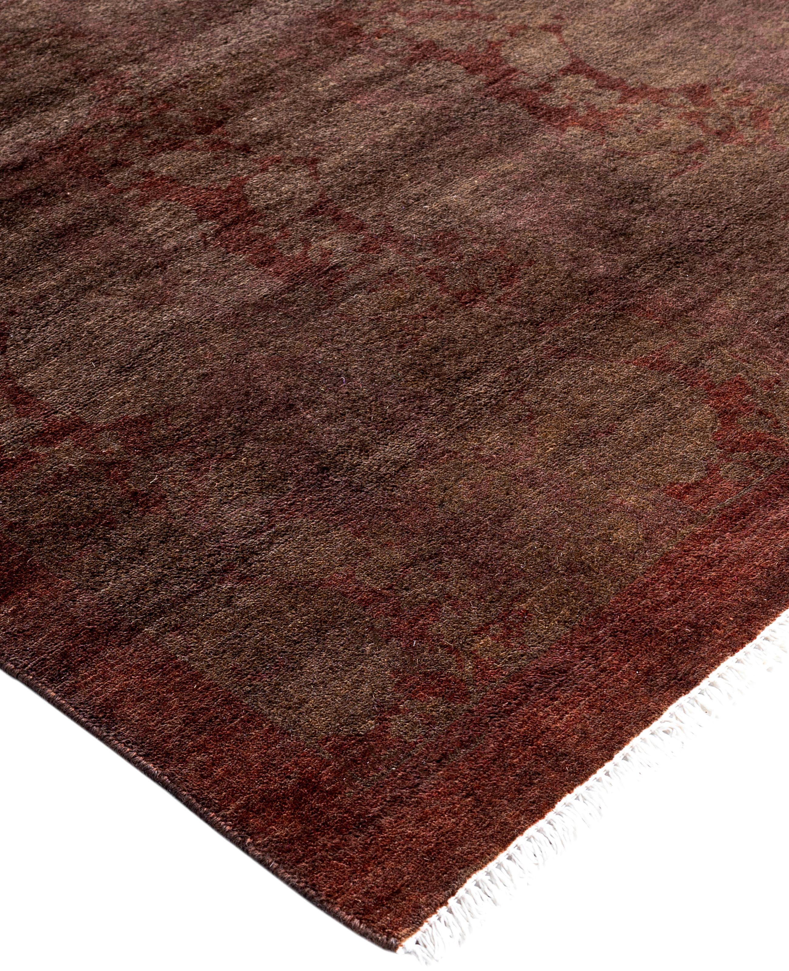 Les tapis surteints sont créés à partir de tapis anciens ou traditionnels auxquels on applique une teinture vibrante et monochrome sur les motifs existants. Cette technique permet d'obtenir une esthétique audacieuse et moderne tout en préservant les