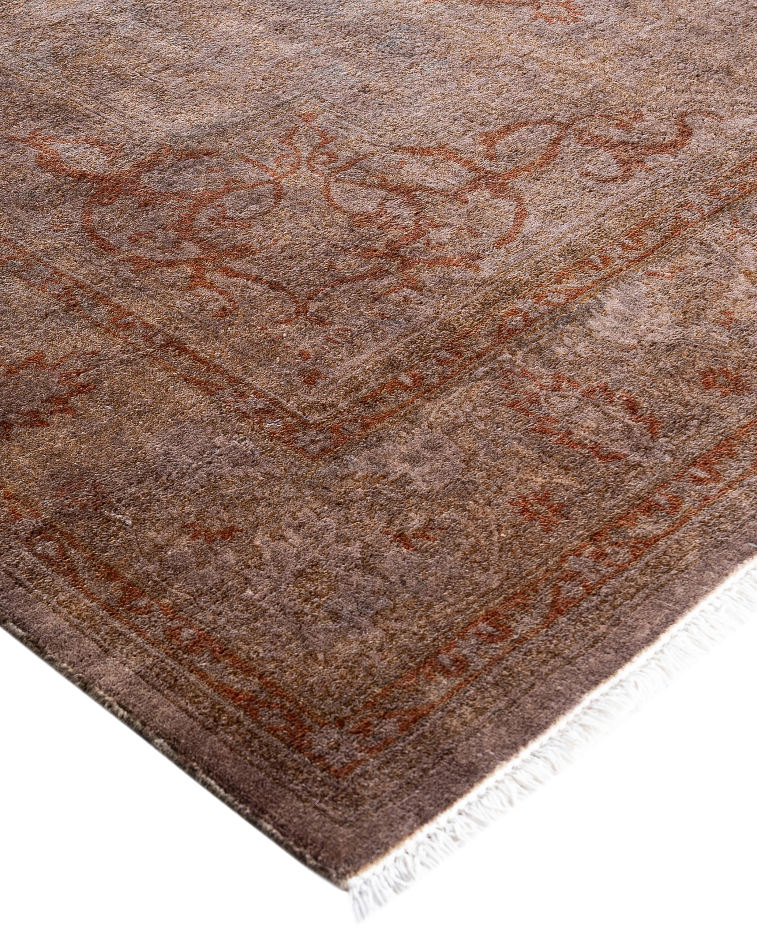 Las alfombras sobreteñidas se crean tomando alfombras antiguas o tradicionales y aplicando un tinte vibrante y monocromático sobre los dibujos existentes. Esta técnica da como resultado una estética audaz y moderna, al tiempo que conserva los