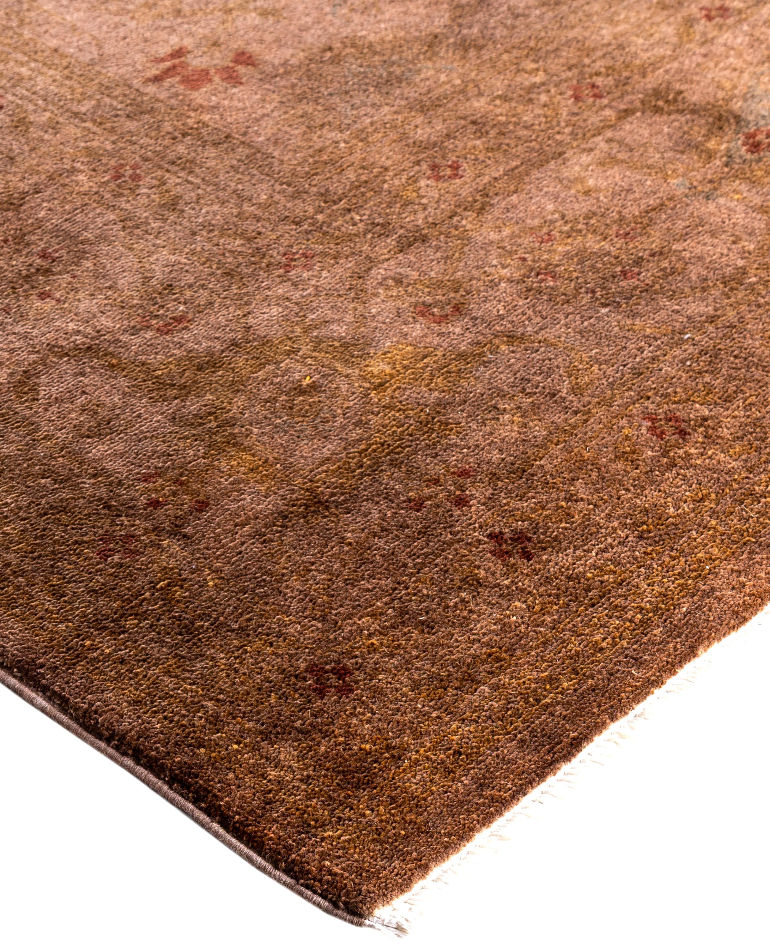 Les tapis surteints sont créés à partir de tapis anciens ou traditionnels auxquels on applique une teinture vibrante et monochrome sur les motifs existants. Cette technique permet d'obtenir une esthétique audacieuse et moderne tout en préservant les