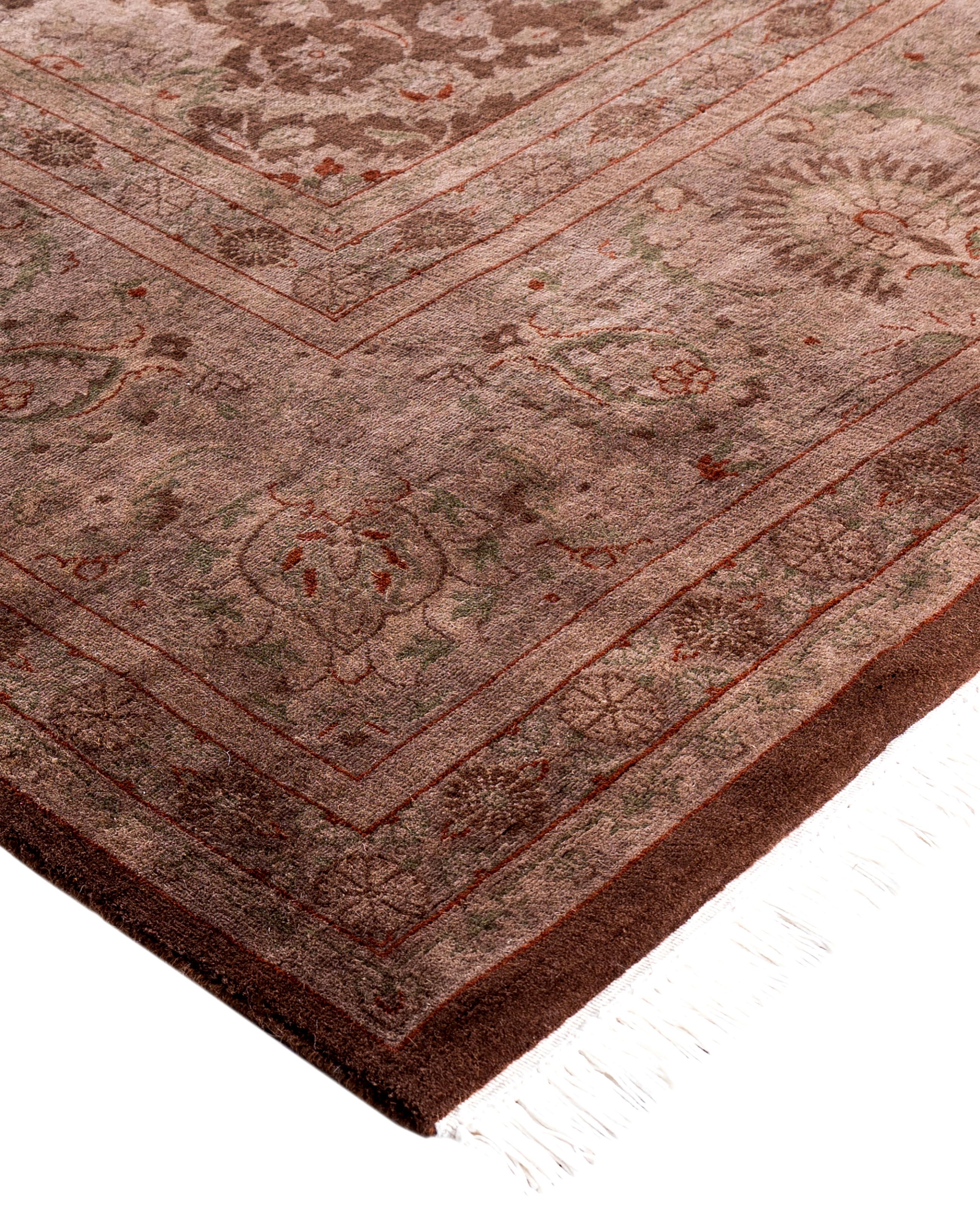 Las alfombras sobreteñidas se crean tomando alfombras antiguas o tradicionales y aplicando un tinte vibrante y monocromático sobre los dibujos existentes. Esta técnica da como resultado una estética audaz y moderna, al tiempo que conserva los