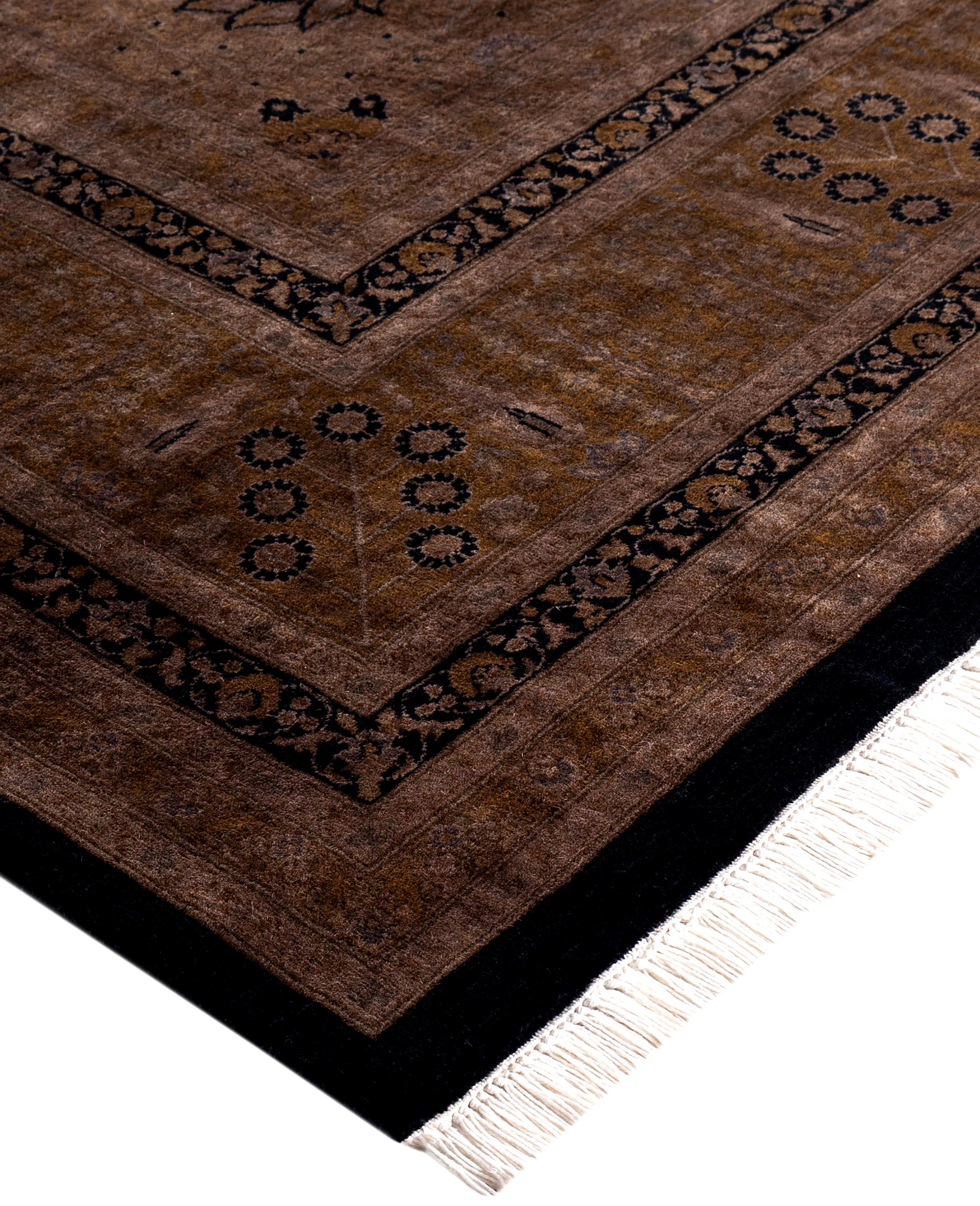 Les tapis surteints sont créés à partir de tapis anciens ou traditionnels auxquels on applique une teinture vibrante et monochrome sur les motifs existants. Cette technique permet d'obtenir une esthétique audacieuse et moderne tout en préservant les