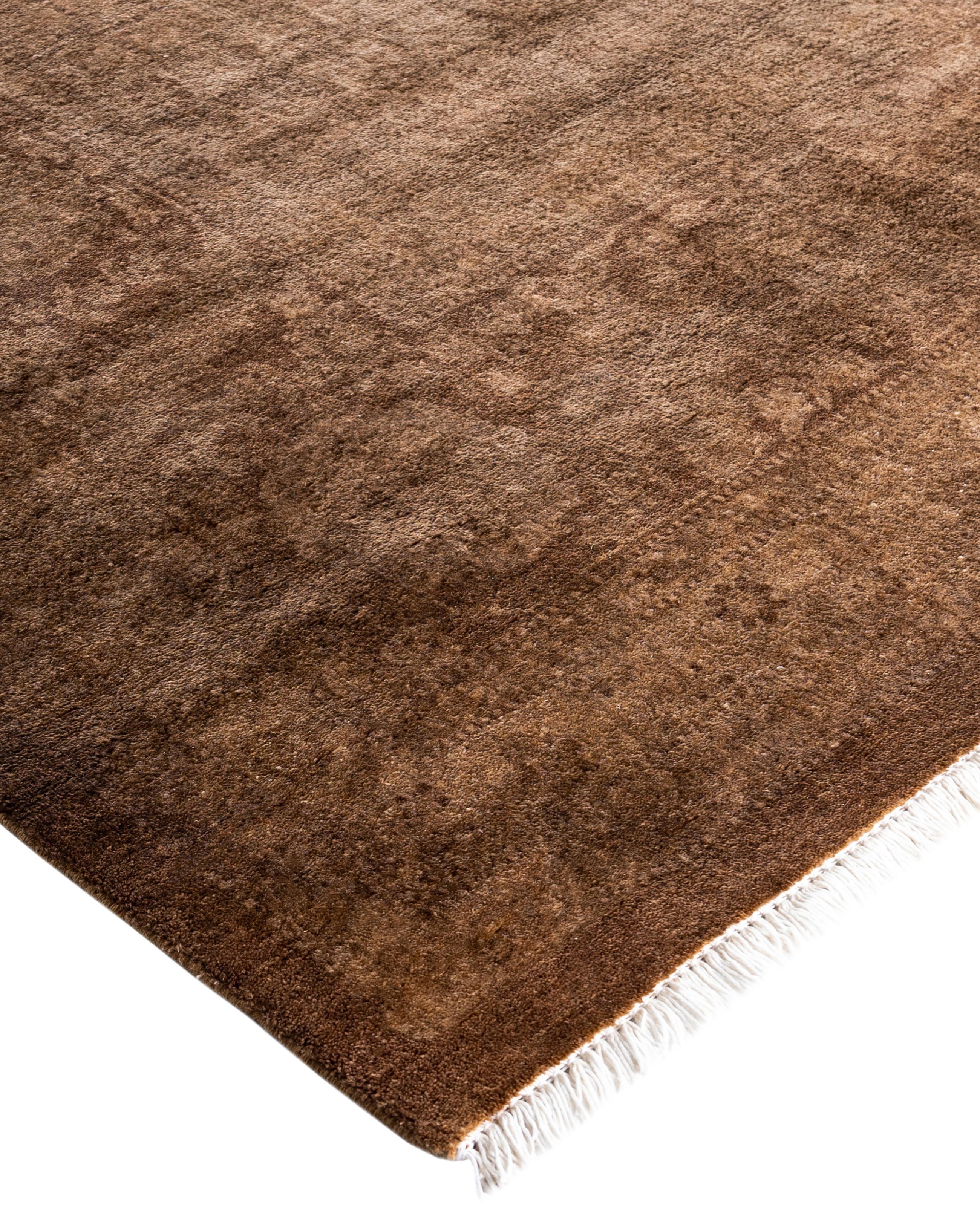Les tapis surteints sont créés à partir de tapis anciens ou traditionnels auxquels on applique une teinture vibrante et monochrome sur les motifs existants. Cette technique permet d'obtenir une esthétique audacieuse et moderne tout en préservant les