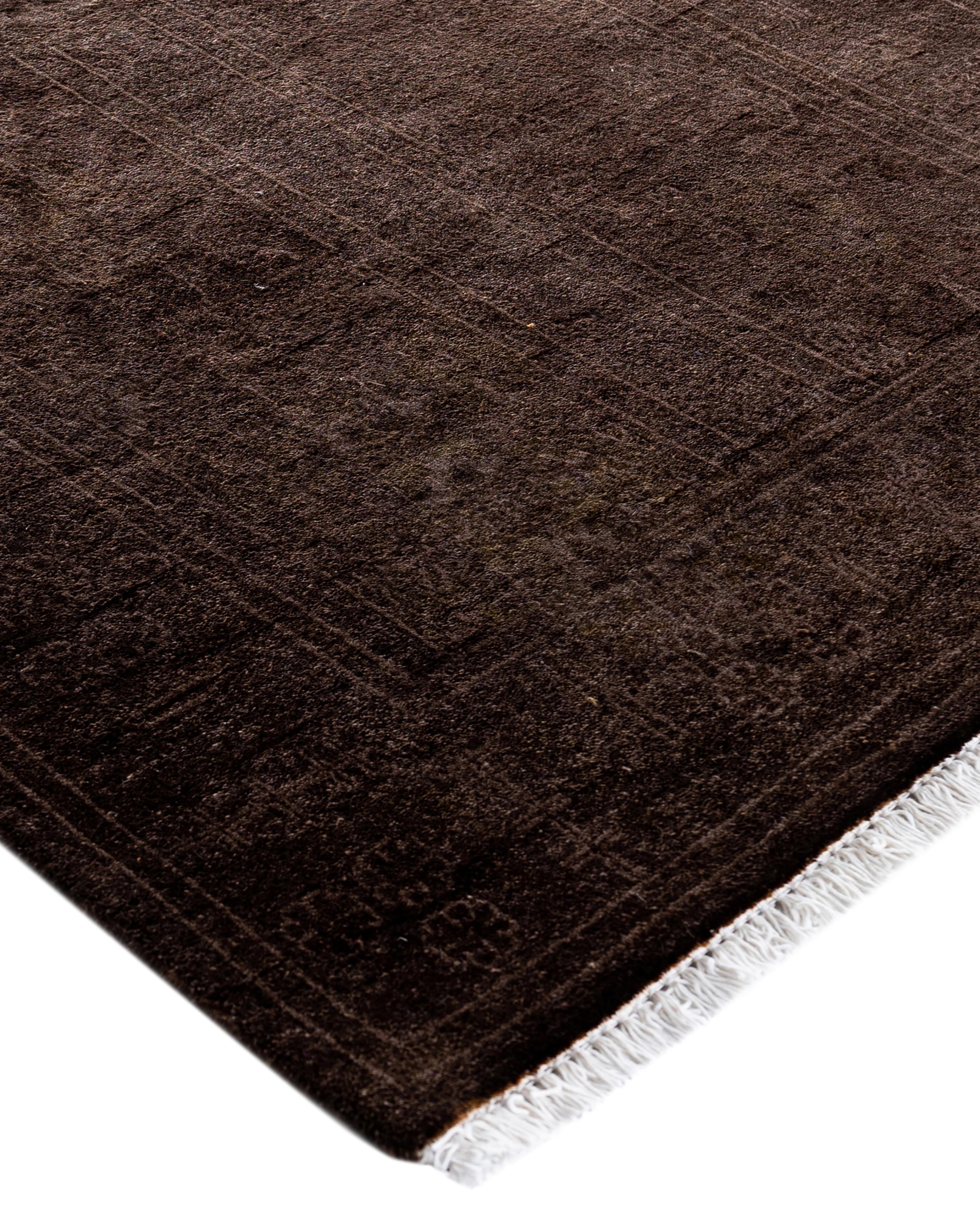 Les tapis surteints sont créés à partir de tapis anciens ou traditionnels auxquels on applique une teinture vibrante et monochrome sur les motifs existants. Cette technique permet d'obtenir une esthétique audacieuse et moderne tout en préservant les