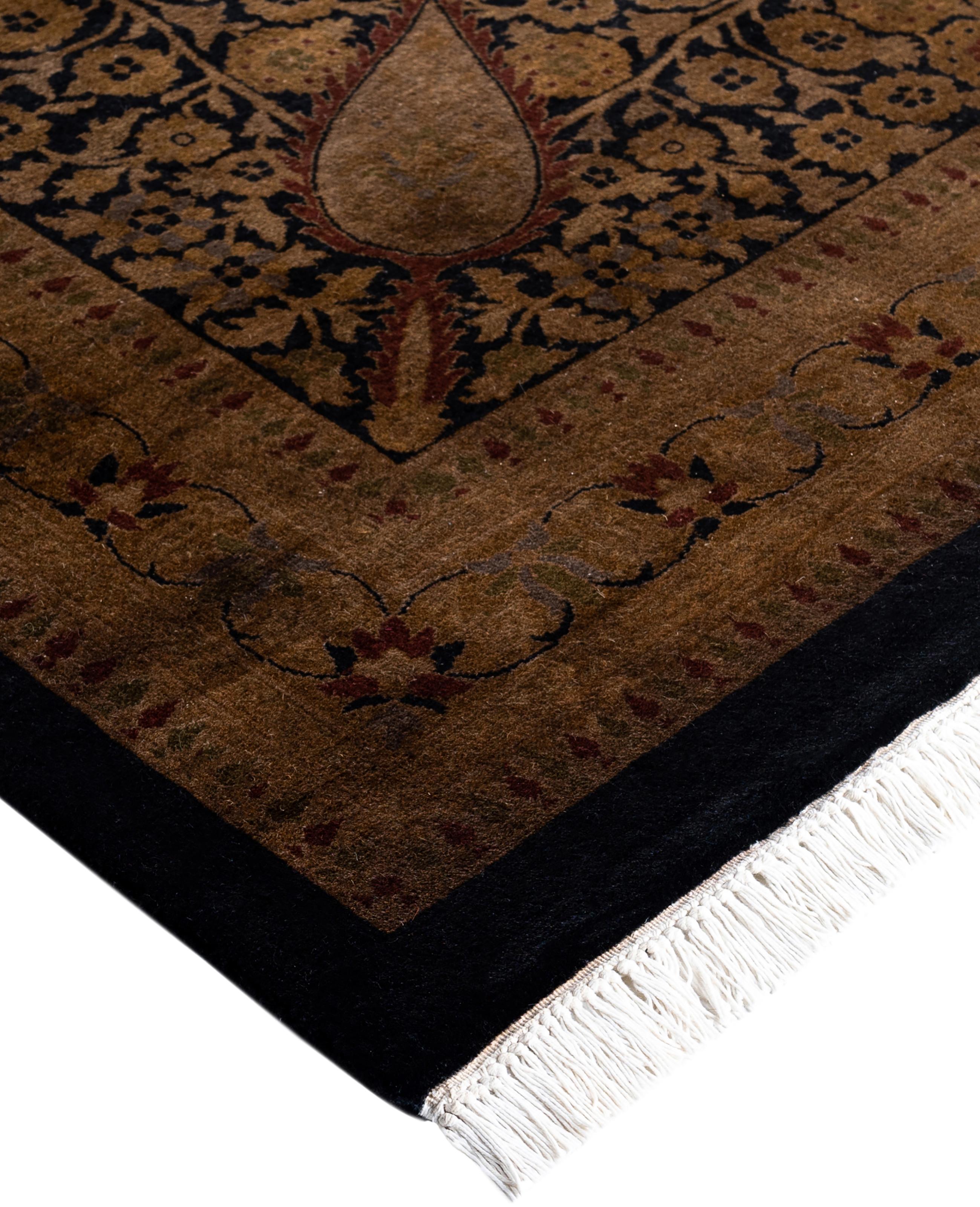 Las alfombras sobreteñidas se crean tomando alfombras antiguas o tradicionales y aplicando un tinte vibrante y monocromático sobre los dibujos existentes. Esta técnica da como resultado una estética audaz y moderna, al tiempo que conserva los