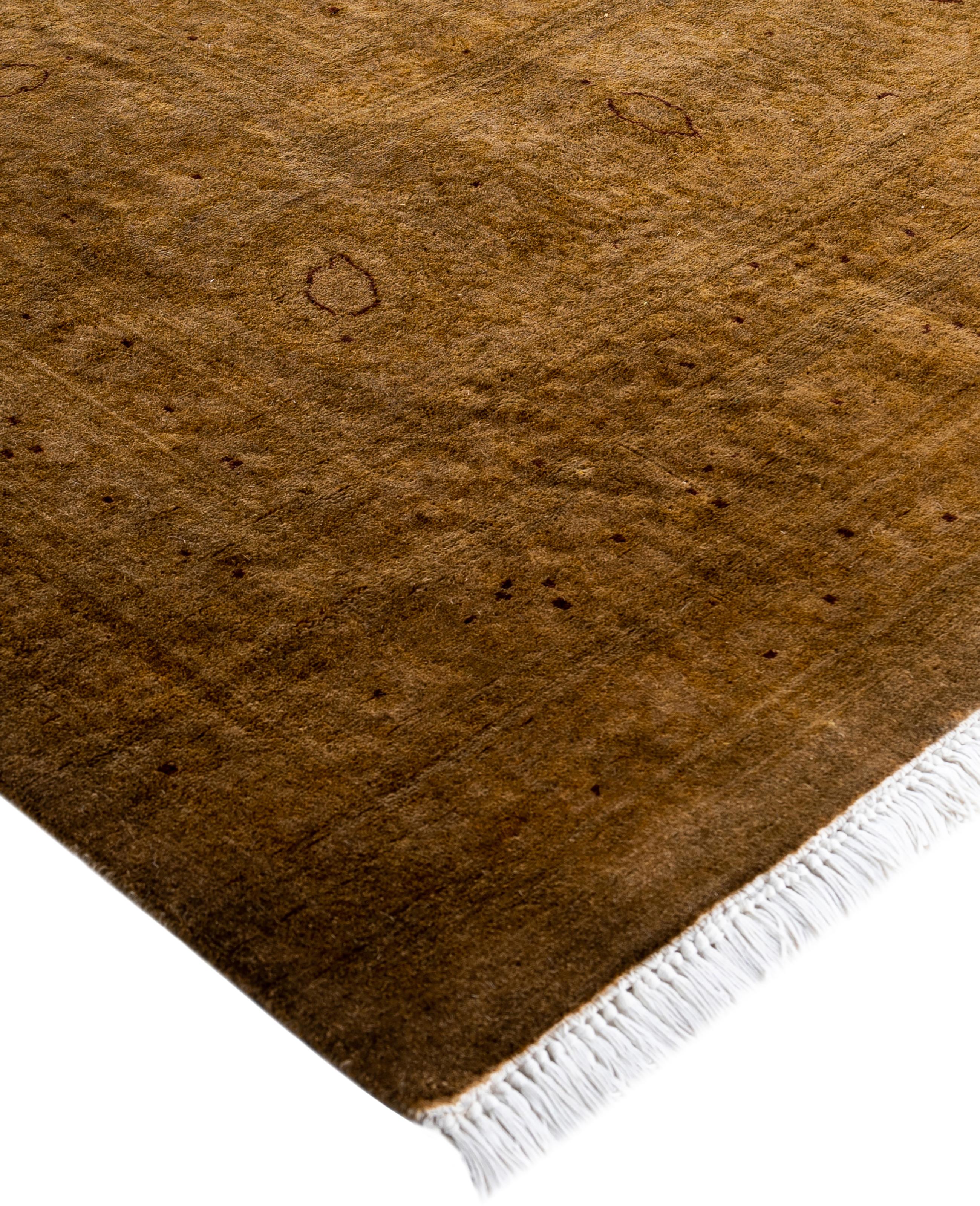 Überfärbte Teppiche entstehen, indem alte oder traditionelle Teppiche mit einer lebendigen, einfarbigen Färbung über die vorhandenen Muster gelegt werden. Diese Technik führt zu einer kühnen, modernen Ästhetik, während die darunter liegenden