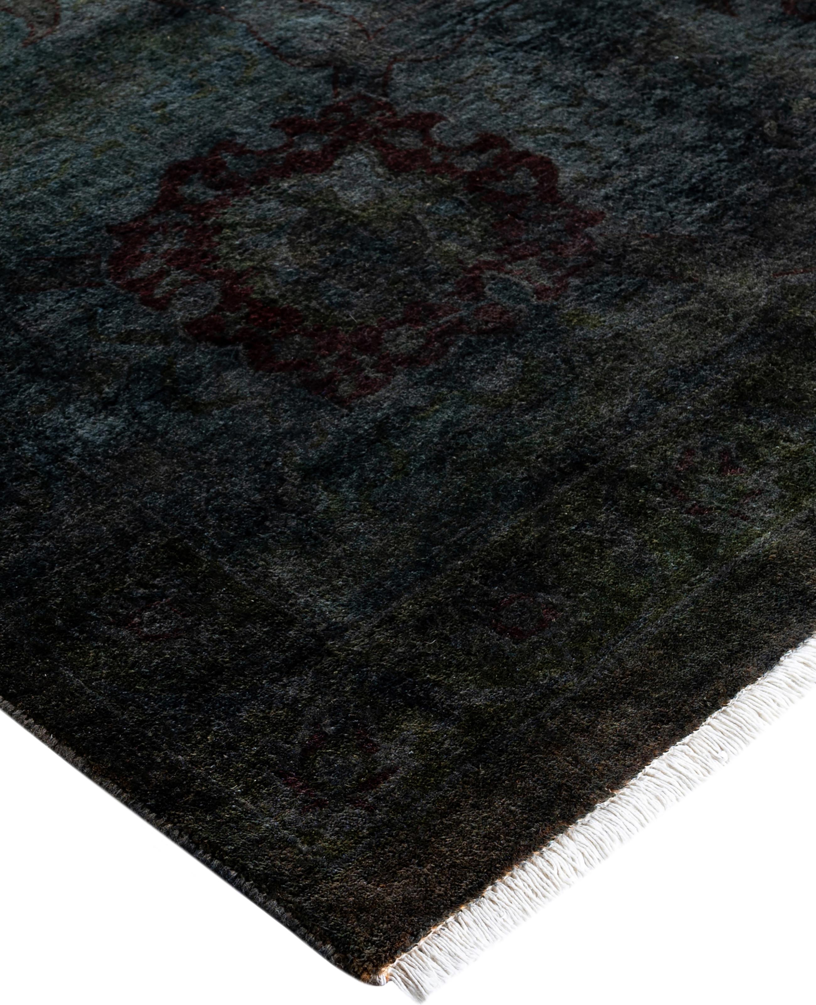 Las alfombras sobreteñidas se crean tomando alfombras antiguas o tradicionales y aplicando un tinte vibrante y monocromático sobre los dibujos existentes. Esta técnica da como resultado una estética audaz y moderna, al tiempo que conserva los