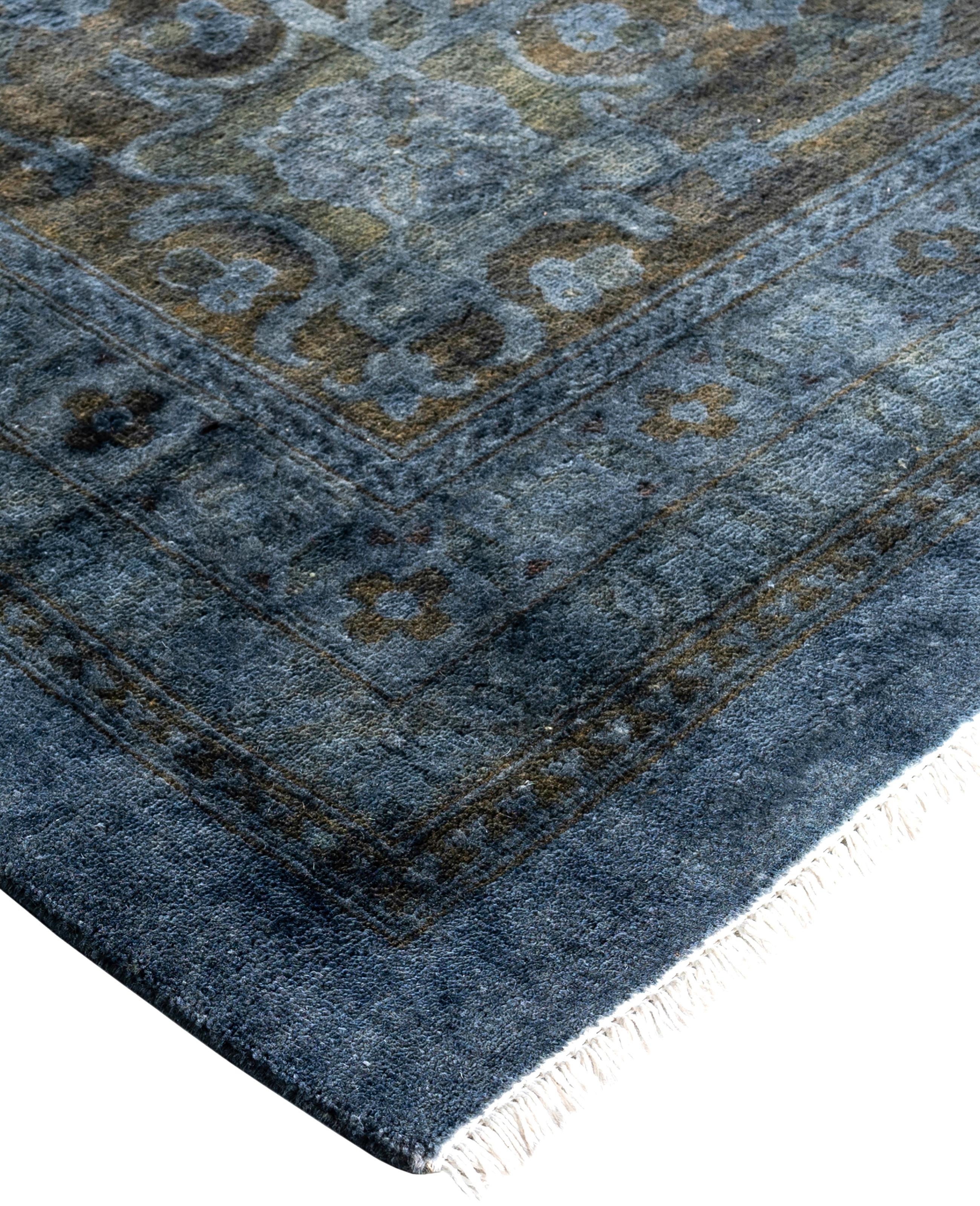 Las alfombras sobreteñidas se crean tomando alfombras antiguas o tradicionales y aplicando un tinte vibrante y monocromático sobre los dibujos existentes. Esta técnica da como resultado una estética audaz y moderna, al tiempo que conserva los