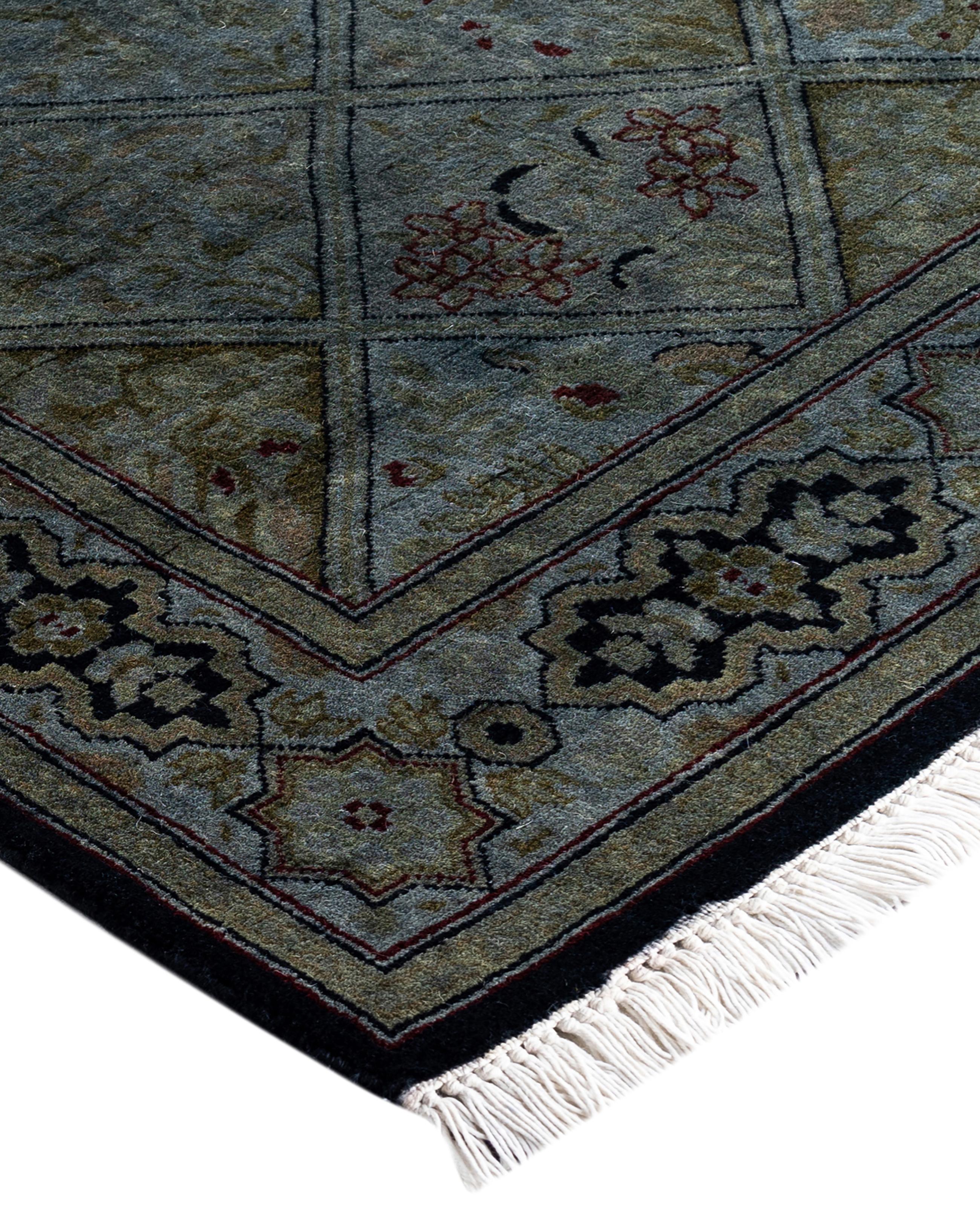 Les tapis surteints sont créés à partir de tapis anciens ou traditionnels auxquels on applique une teinture vibrante et monochrome sur les motifs existants. Cette technique permet d'obtenir une esthétique audacieuse et moderne tout en préservant les