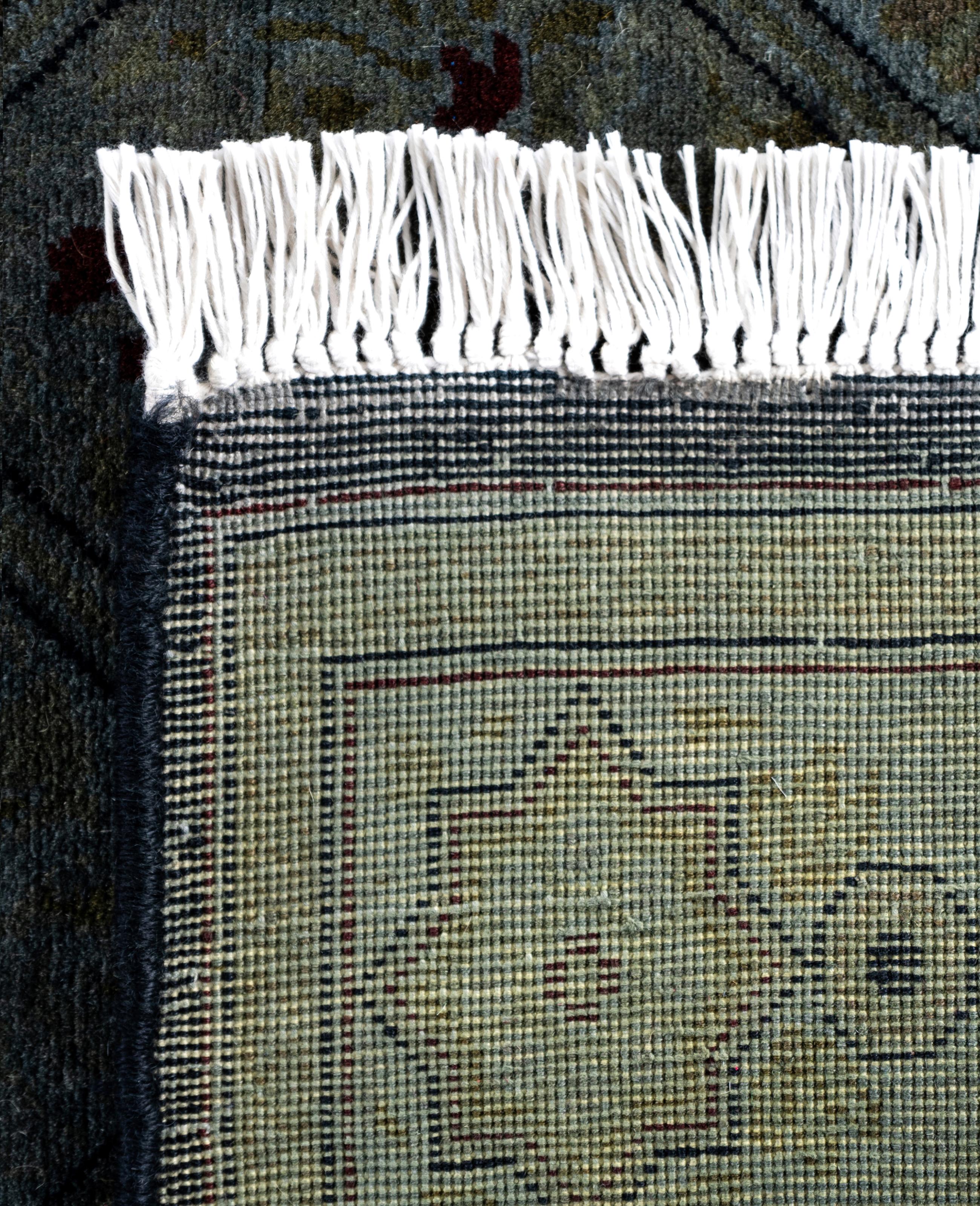 Tapis de sol en laine gris surteint et unique en son genre 2' 1