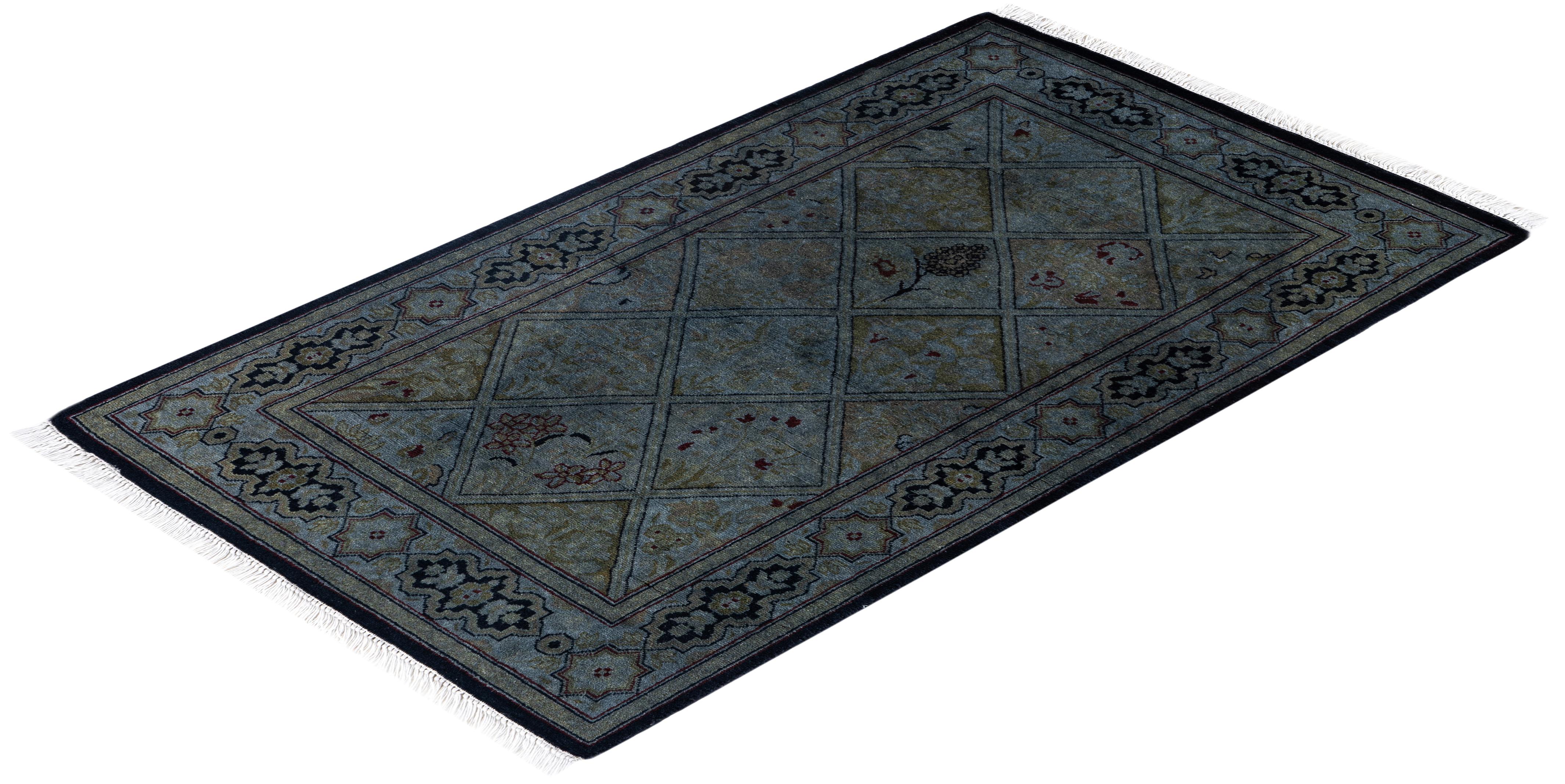 Tapis de sol en laine gris surteint et unique en son genre 2' 1