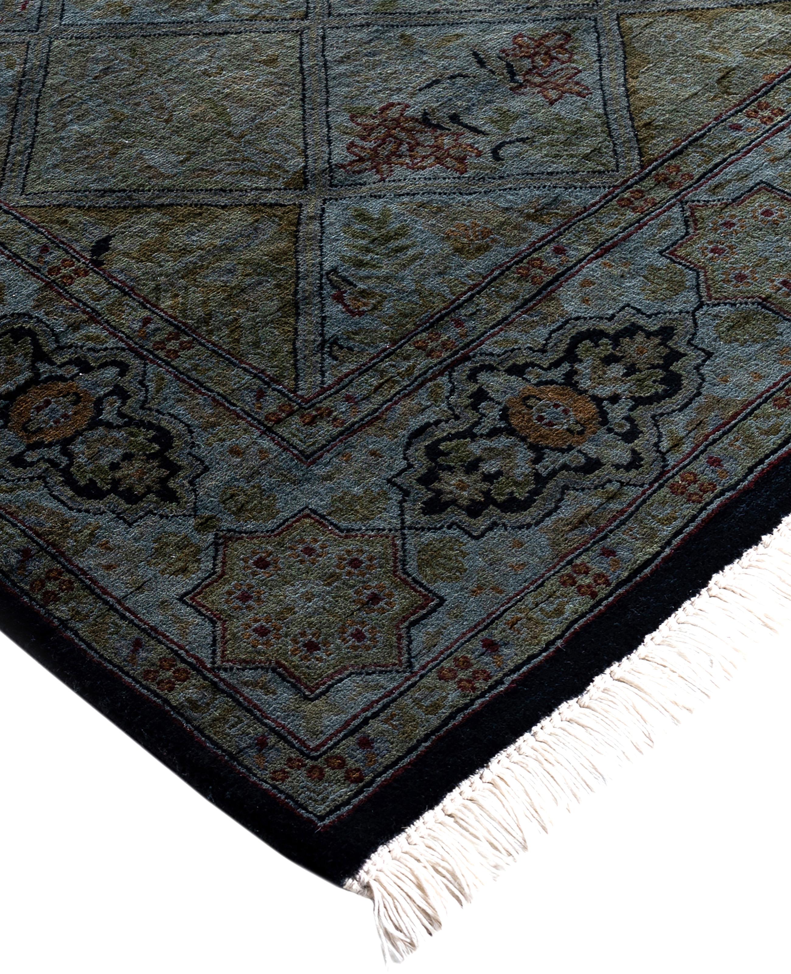 Les tapis surteints sont créés à partir de tapis anciens ou traditionnels auxquels on applique une teinture vibrante et monochrome sur les motifs existants. Cette technique permet d'obtenir une esthétique audacieuse et moderne tout en préservant les