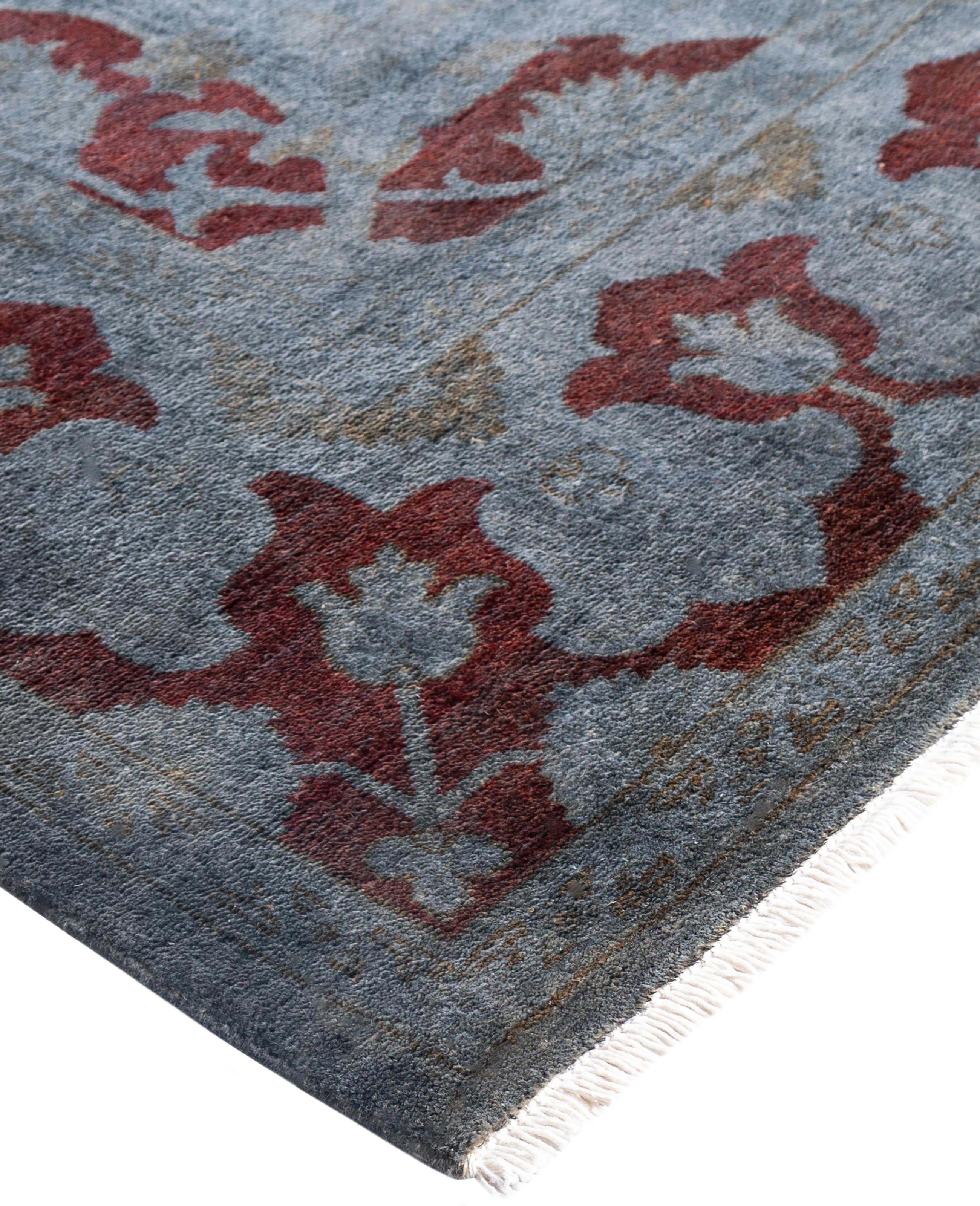 Las alfombras sobreteñidas se crean tomando alfombras antiguas o tradicionales y aplicando un tinte vibrante y monocromático sobre los dibujos existentes. Esta técnica da como resultado una estética audaz y moderna, al tiempo que conserva los