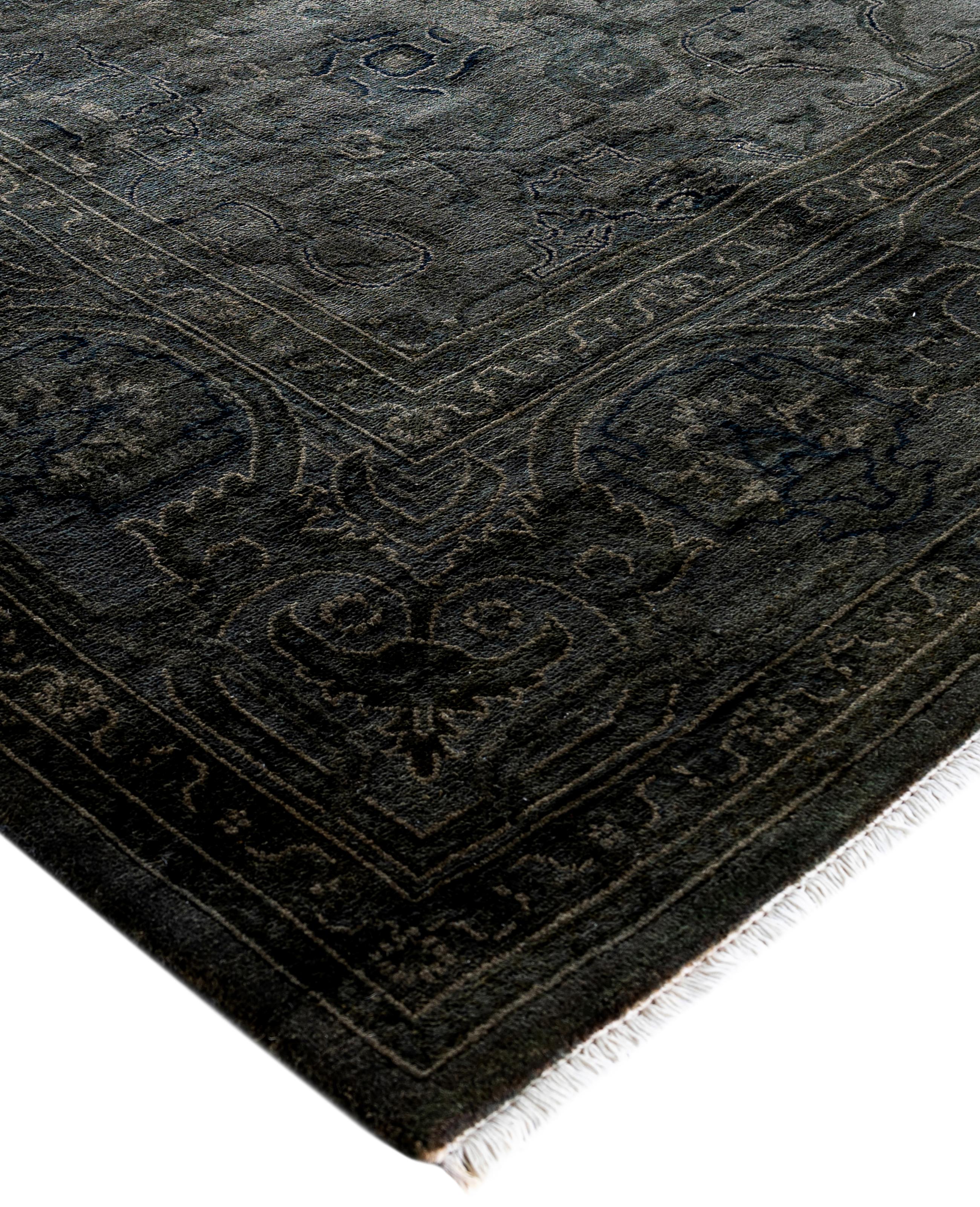 Les tapis surteints sont créés à partir de tapis anciens ou traditionnels auxquels on applique une teinture vibrante et monochrome sur les motifs existants. Cette technique permet d'obtenir une esthétique audacieuse et moderne tout en préservant les