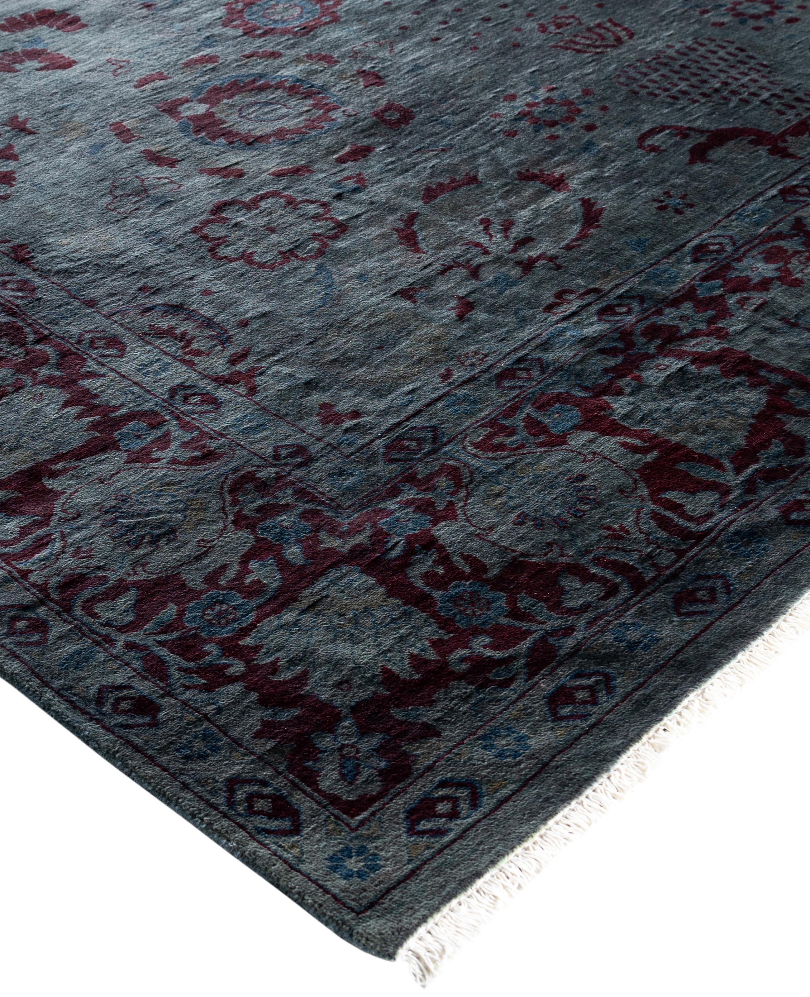 Las alfombras sobreteñidas se crean tomando alfombras antiguas o tradicionales y aplicando un tinte vibrante y monocromático sobre los dibujos existentes. Esta técnica da como resultado una estética audaz y moderna, al tiempo que conserva los
