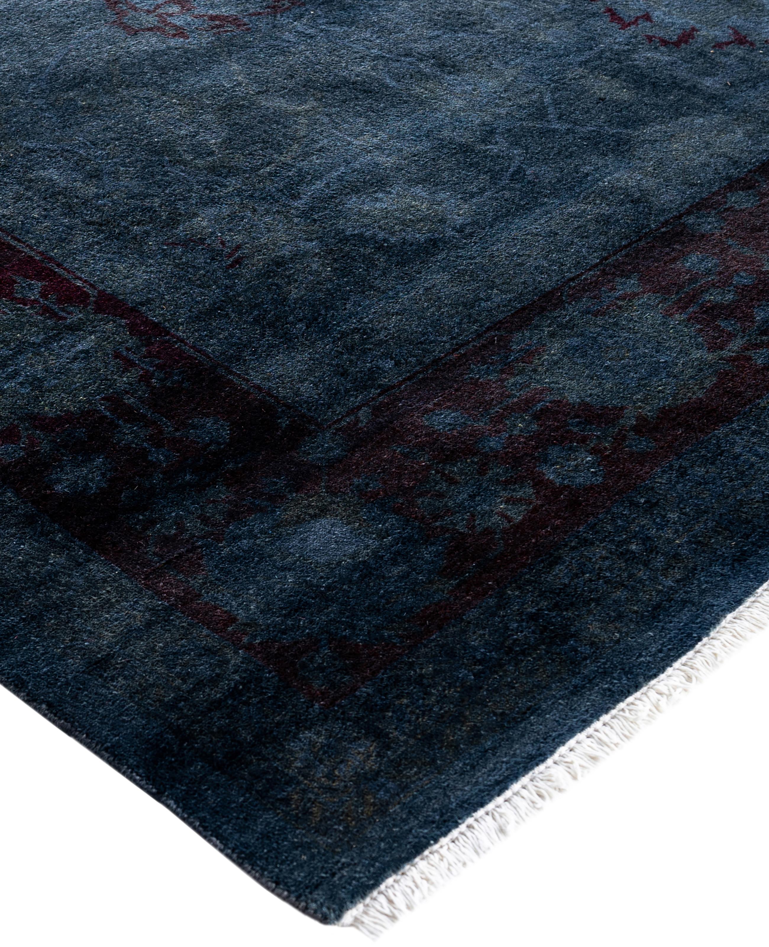Les tapis surteints sont créés à partir de tapis anciens ou traditionnels auxquels on applique une teinture vibrante et monochrome sur les motifs existants. Cette technique permet d'obtenir une esthétique audacieuse et moderne tout en préservant les