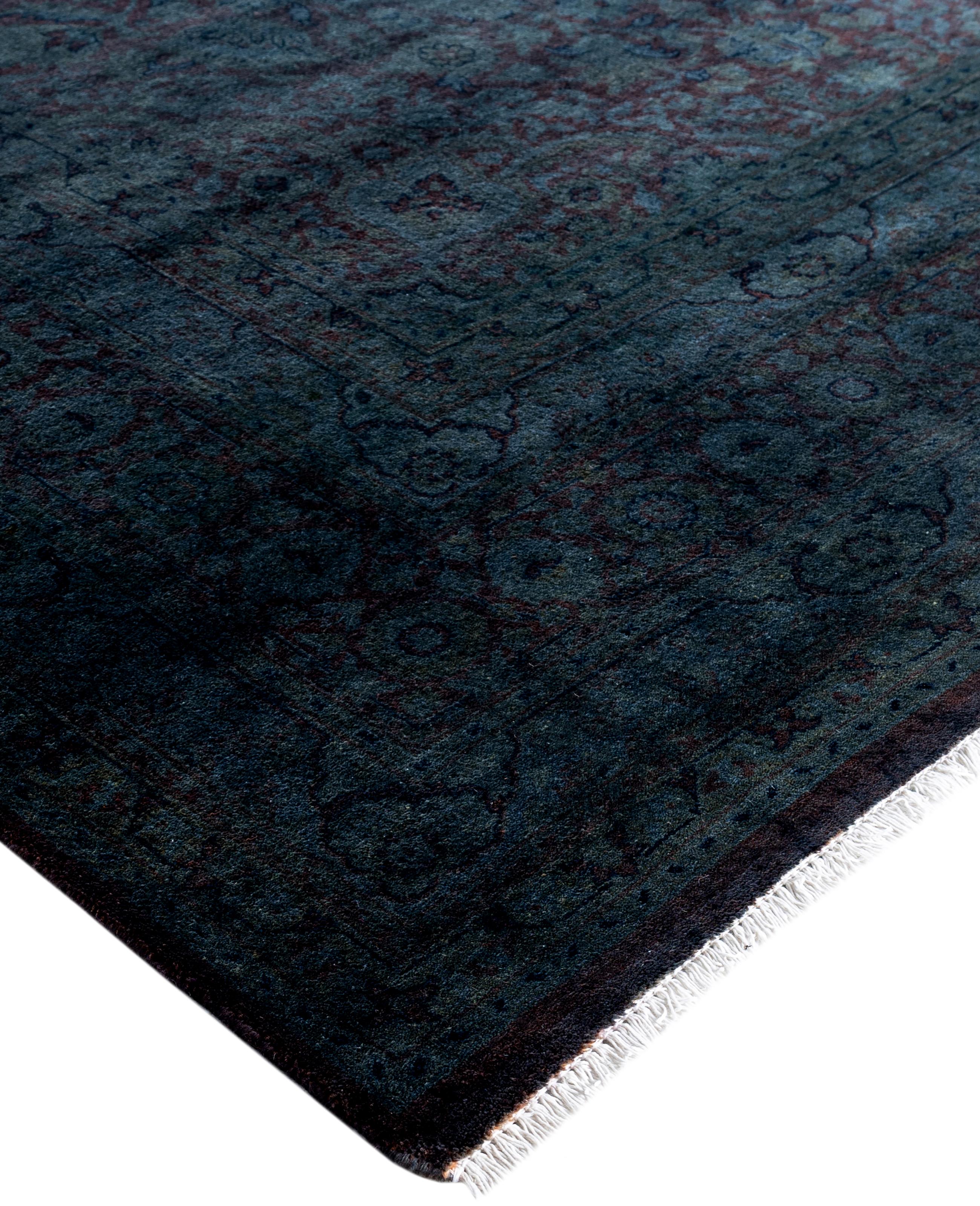 Les tapis surteints sont créés à partir de tapis anciens ou traditionnels auxquels on applique une teinture vibrante et monochrome sur les motifs existants. Cette technique permet d'obtenir une esthétique audacieuse et moderne tout en préservant les