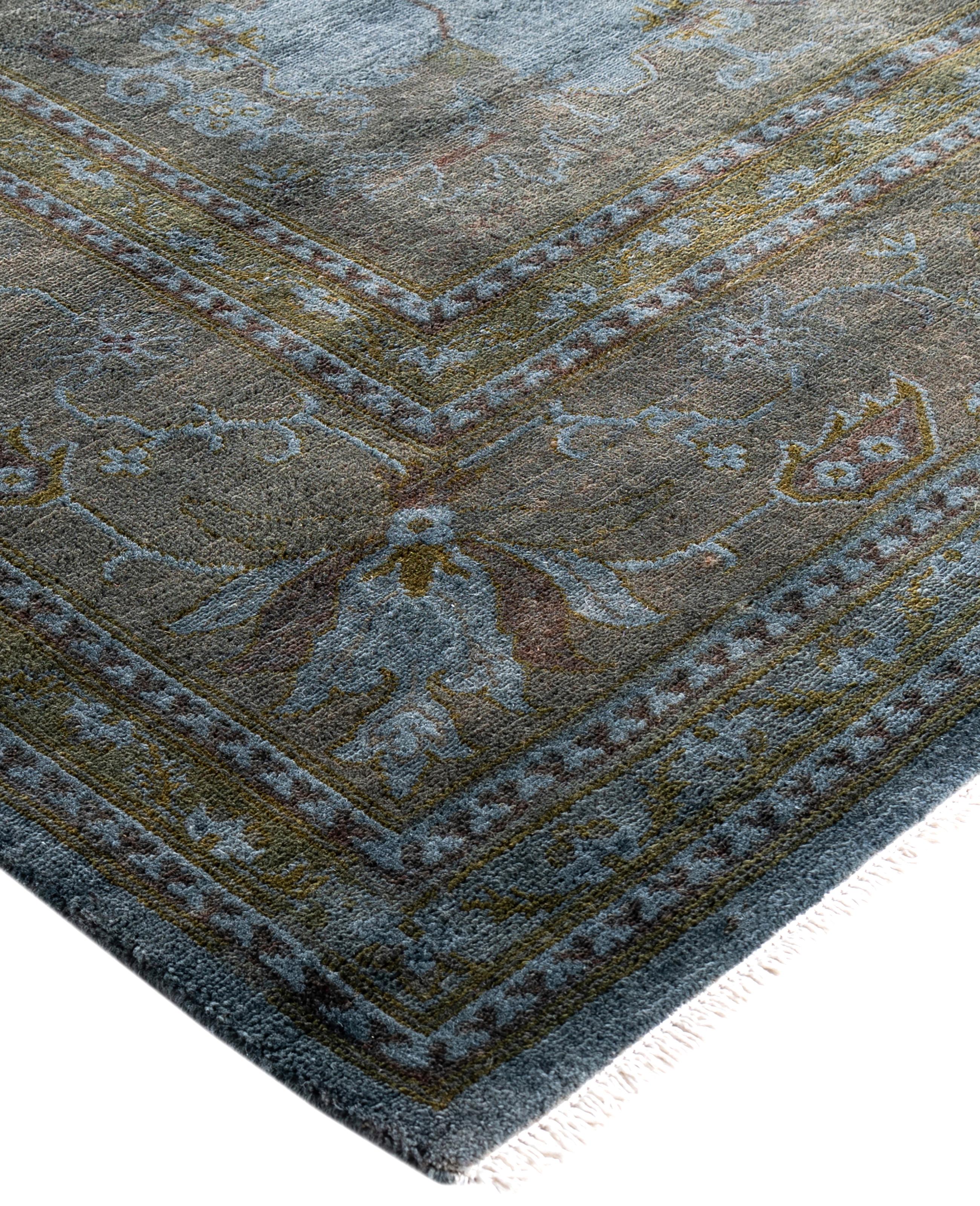 Las alfombras sobreteñidas se crean tomando alfombras antiguas o tradicionales y aplicando un tinte vibrante y monocromático sobre los dibujos existentes. Esta técnica da como resultado una estética audaz y moderna, al tiempo que conserva los