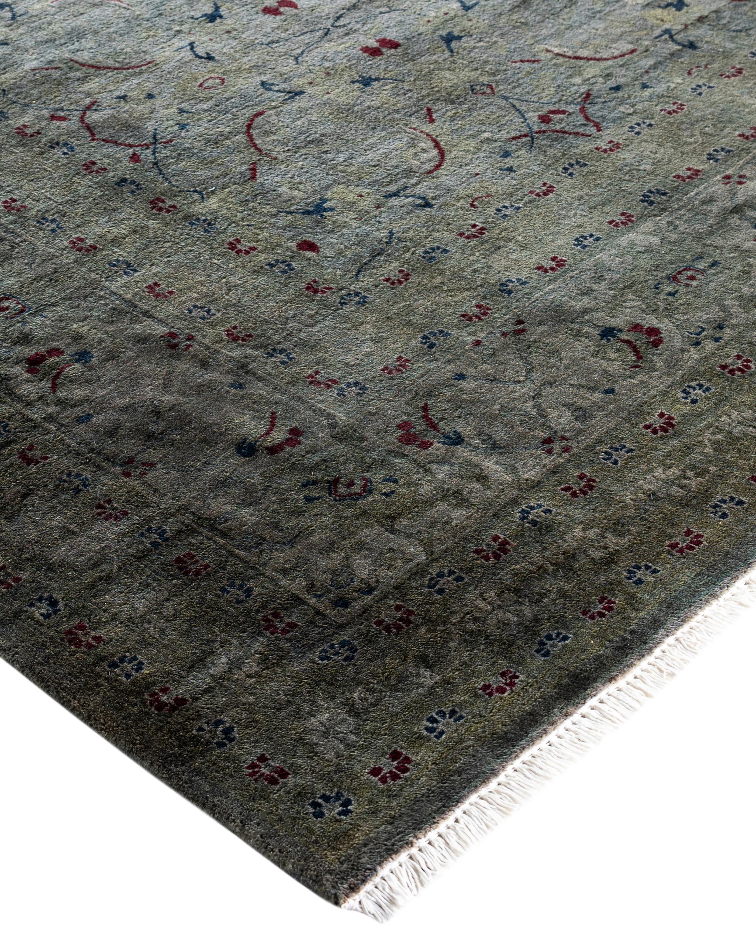 Les tapis surteints sont créés à partir de tapis anciens ou traditionnels auxquels on applique une teinture vibrante et monochrome sur les motifs existants. Cette technique permet d'obtenir une esthétique audacieuse et moderne tout en préservant les