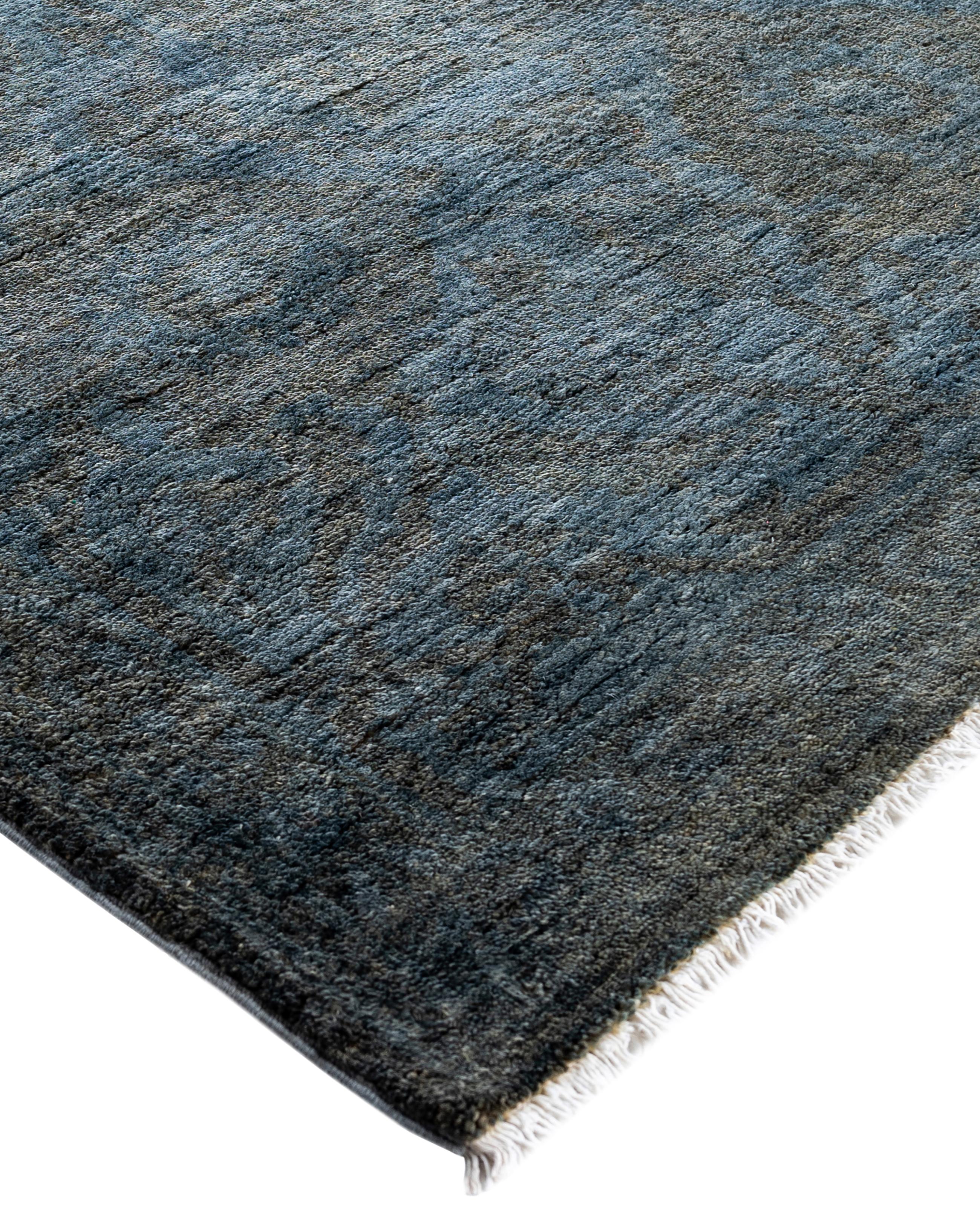 Las alfombras sobreteñidas se crean tomando alfombras antiguas o tradicionales y aplicando un tinte vibrante y monocromático sobre los dibujos existentes. Esta técnica da como resultado una estética audaz y moderna, al tiempo que conserva los