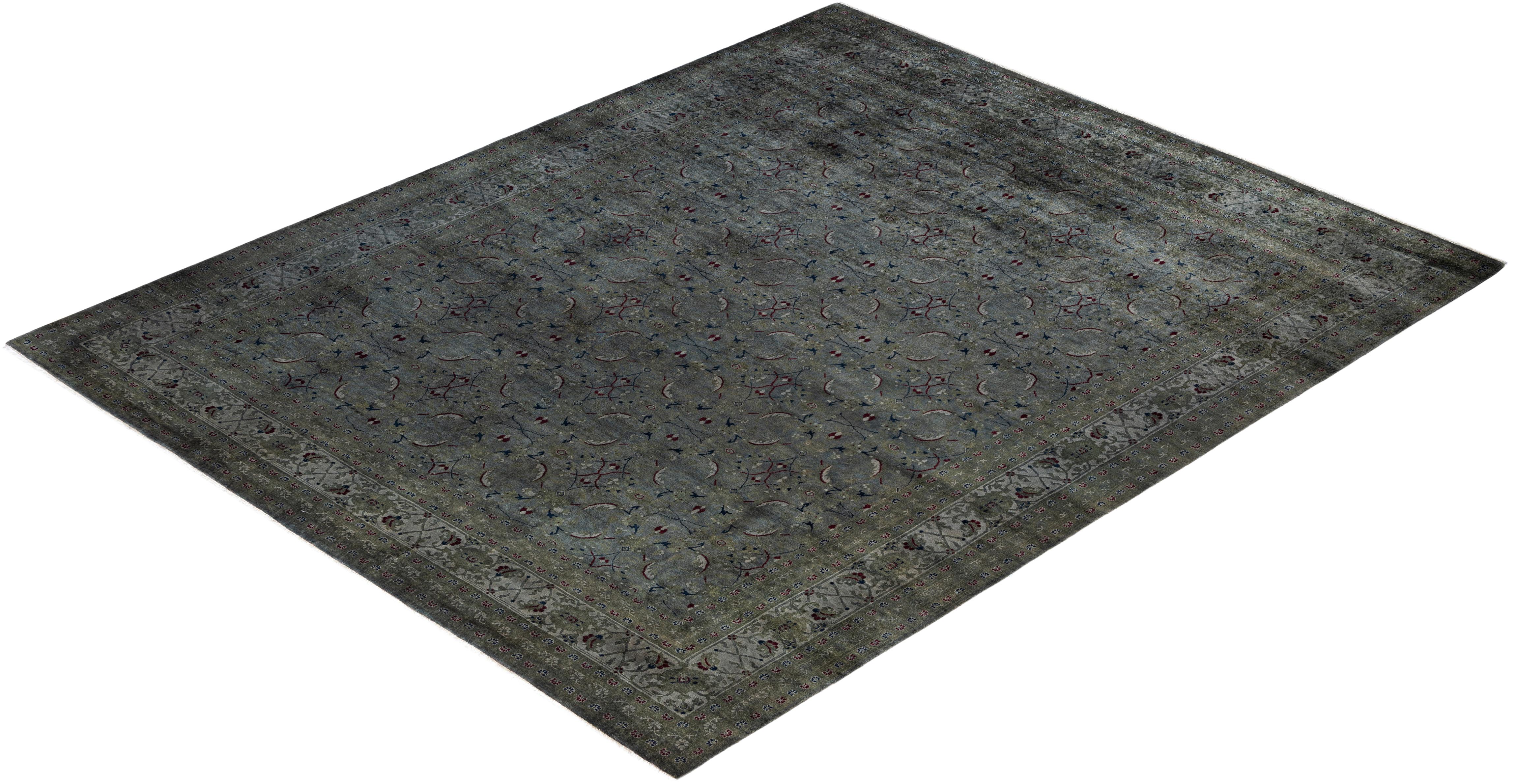 Tapis de sol en laine gris surteint et unique en son genre 8' 3