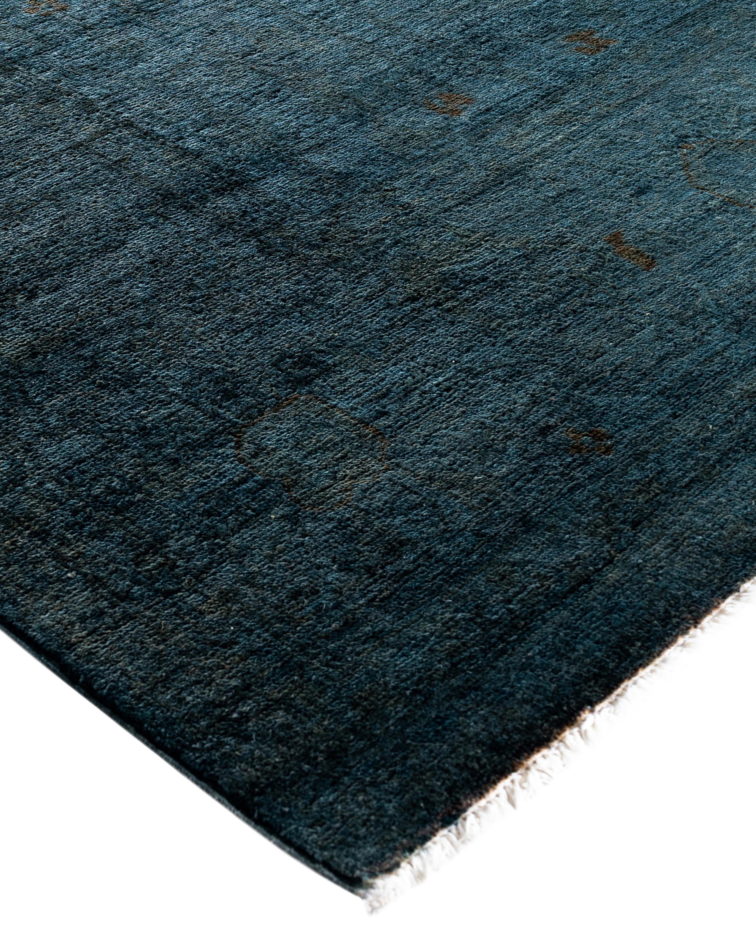 Las alfombras sobreteñidas se crean tomando alfombras antiguas o tradicionales y aplicando un tinte vibrante y monocromático sobre los dibujos existentes. Esta técnica da como resultado una estética audaz y moderna, al tiempo que conserva los