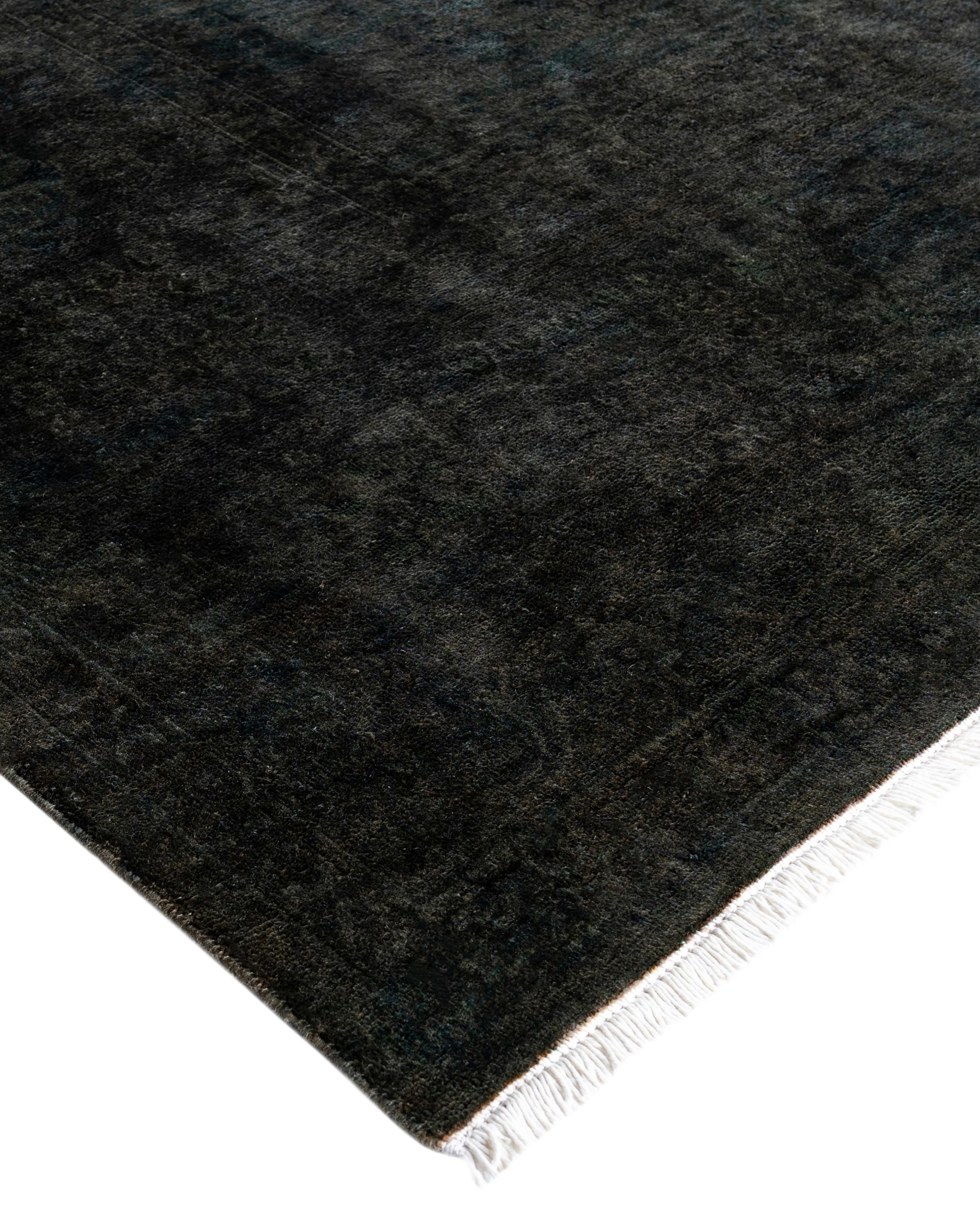 Les tapis surteints sont créés à partir de tapis anciens ou traditionnels auxquels on applique une teinture vibrante et monochrome sur les motifs existants. Cette technique permet d'obtenir une esthétique audacieuse et moderne tout en préservant les