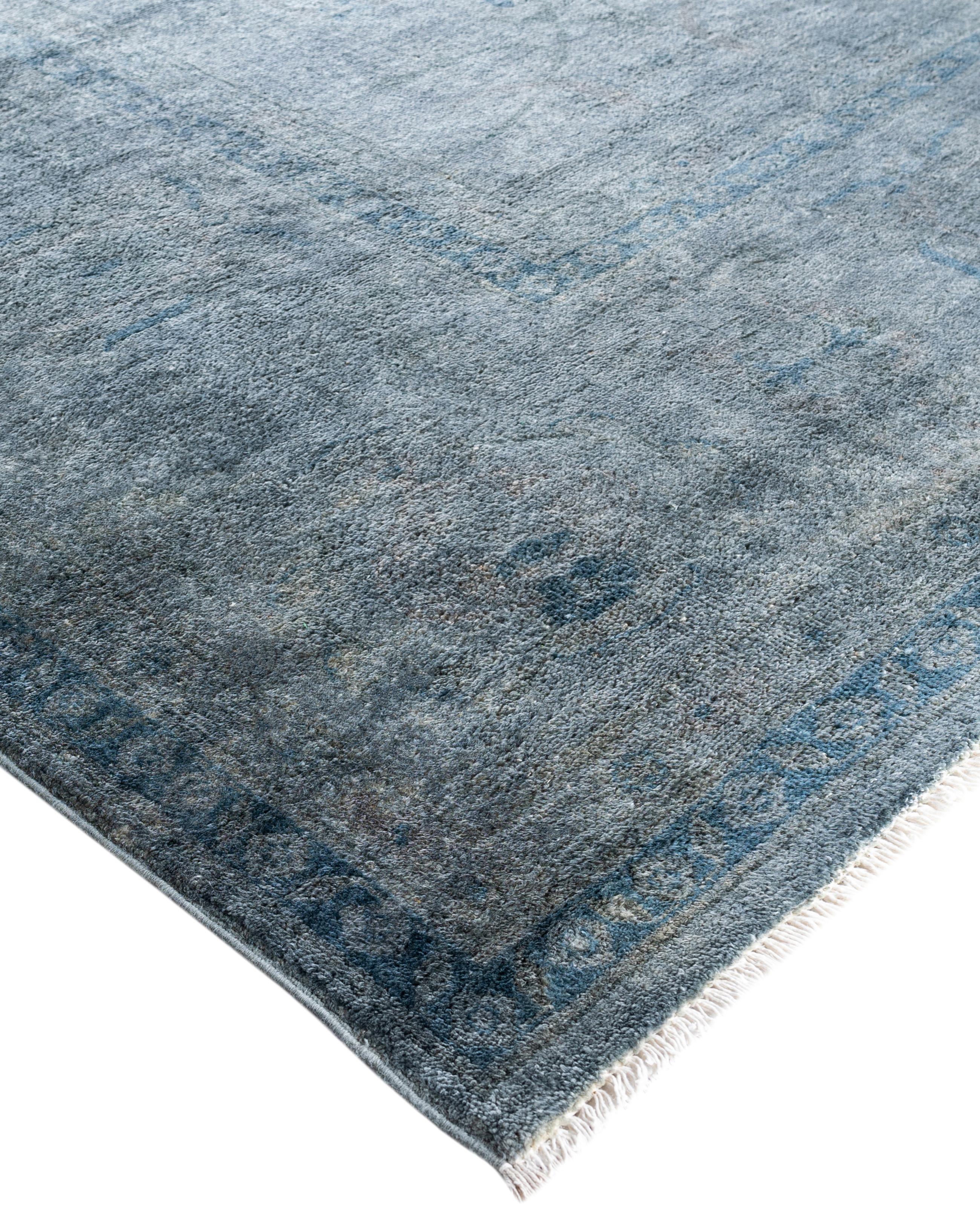 Les tapis surteints sont créés à partir de tapis anciens ou traditionnels auxquels on applique une teinture vibrante et monochrome sur les motifs existants. Cette technique permet d'obtenir une esthétique audacieuse et moderne tout en préservant les