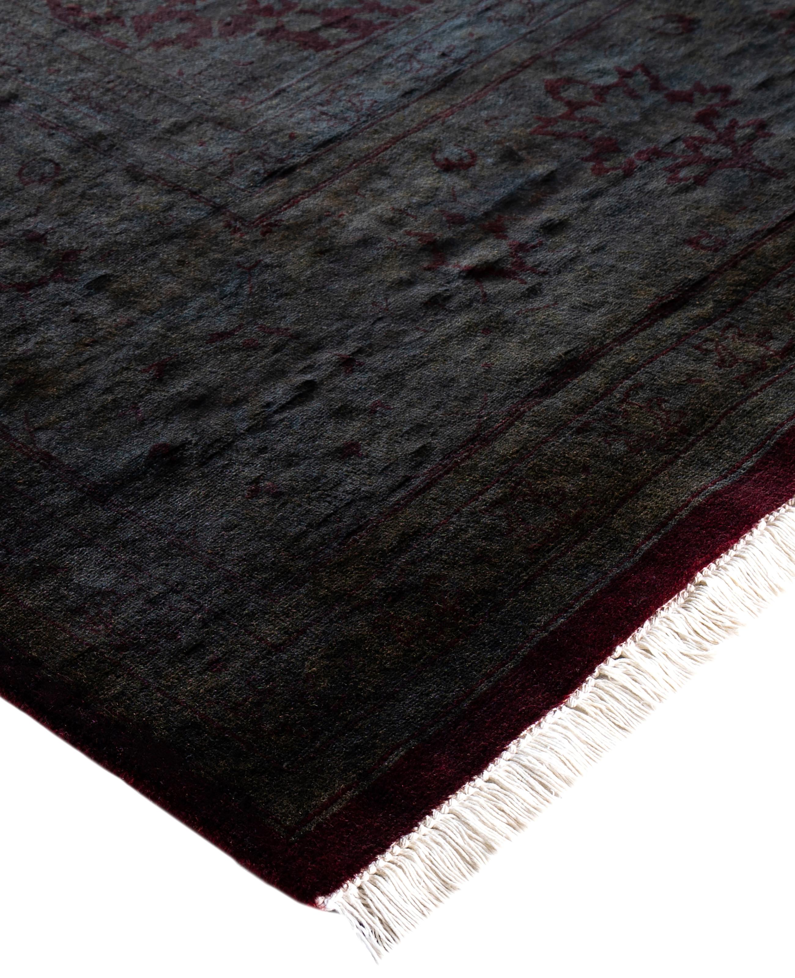 Les tapis surteints sont créés à partir de tapis anciens ou traditionnels auxquels on applique une teinture vibrante et monochrome sur les motifs existants. Cette technique permet d'obtenir une esthétique audacieuse et moderne tout en préservant les