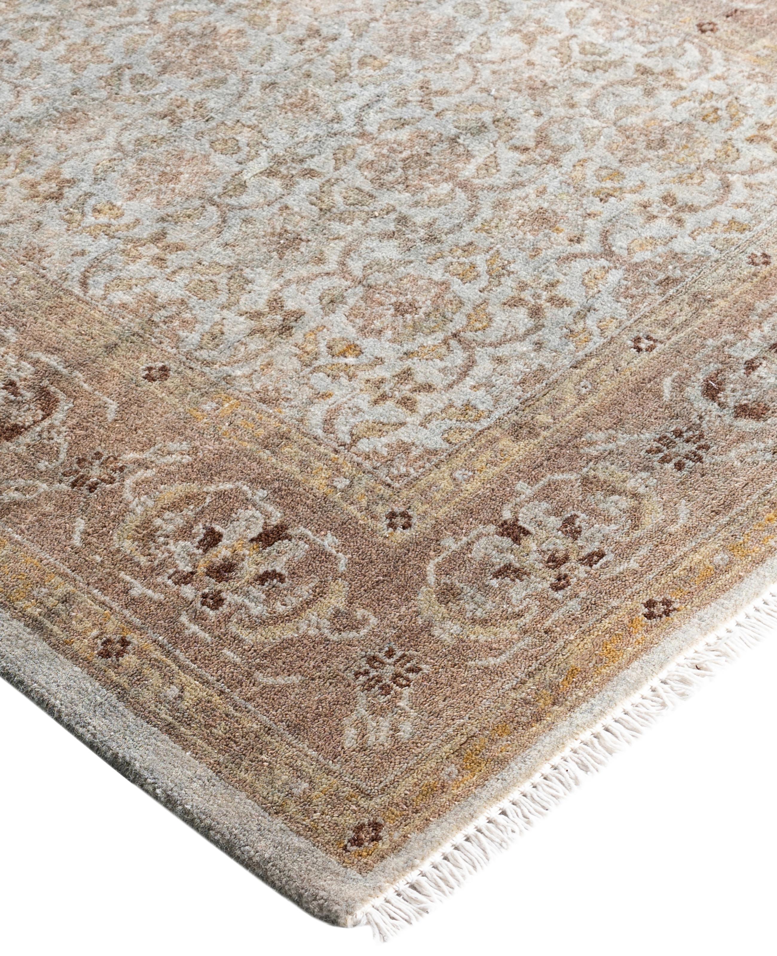 Las alfombras sobreteñidas se crean tomando alfombras antiguas o tradicionales y aplicando un tinte vibrante y monocromático sobre los dibujos existentes. Esta técnica da como resultado una estética audaz y moderna, al tiempo que conserva los
