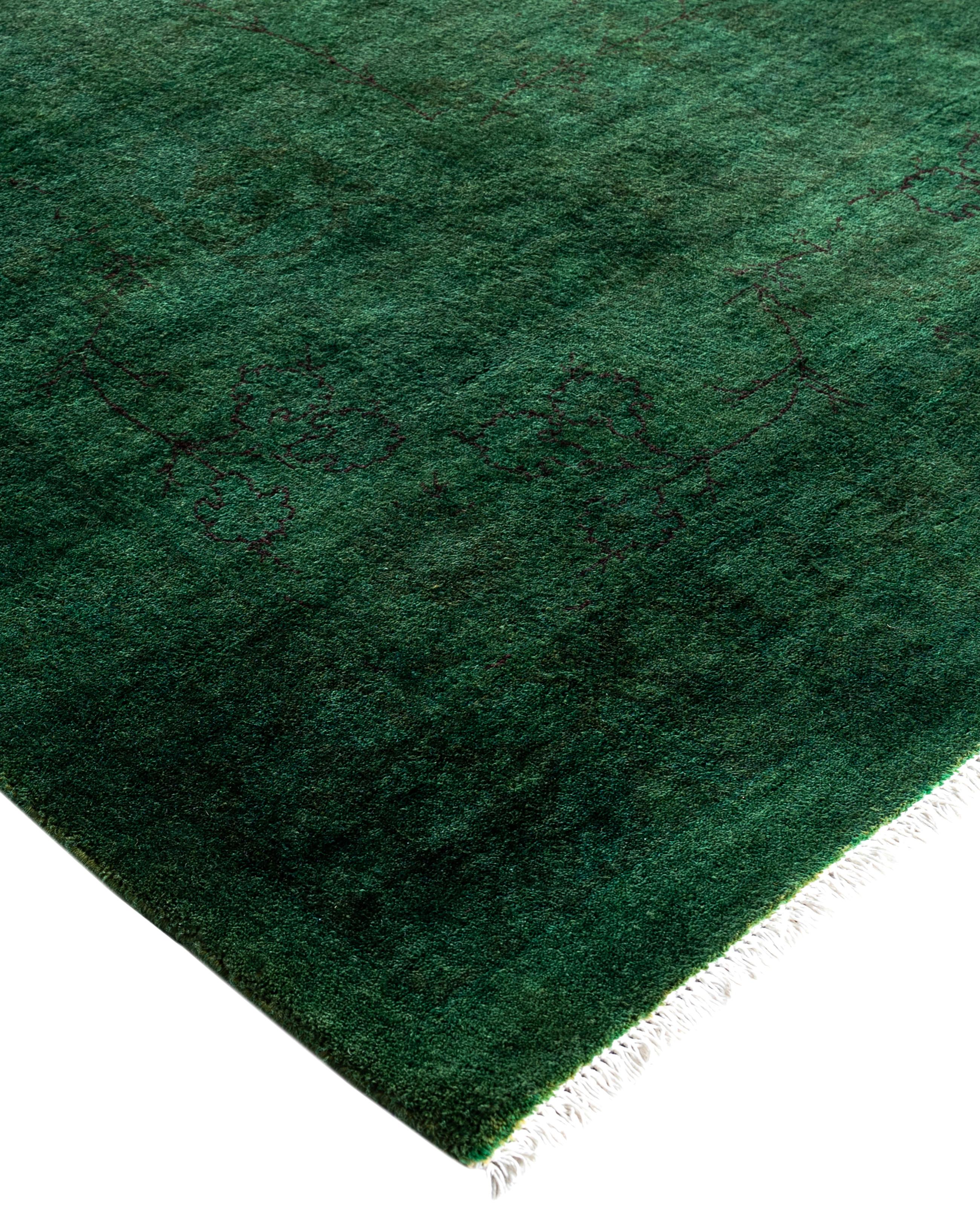 Les tapis surteints sont créés à partir de tapis anciens ou traditionnels auxquels on applique une teinture vibrante et monochrome sur les motifs existants. Cette technique permet d'obtenir une esthétique audacieuse et moderne tout en préservant les