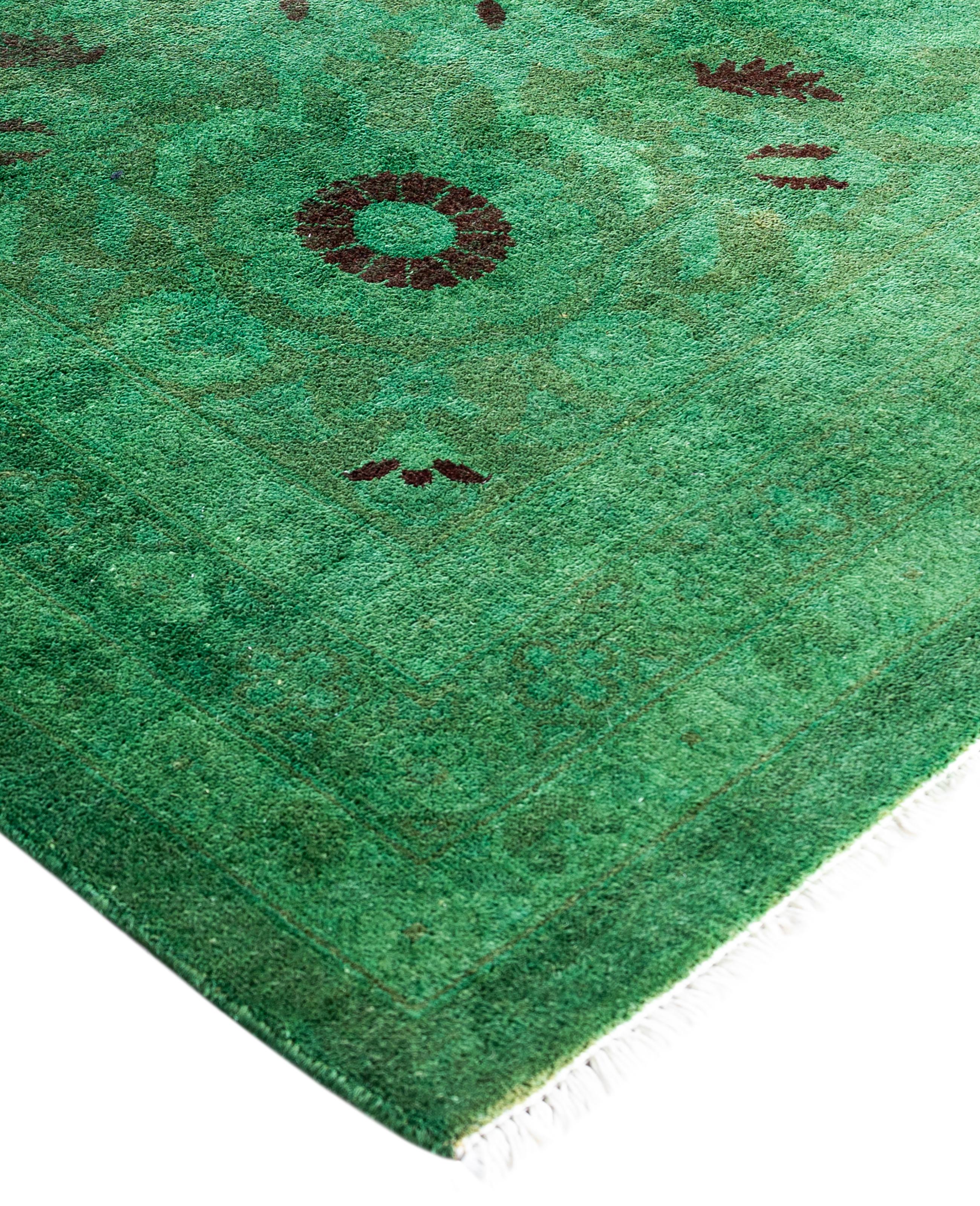 Les tapis surteints sont créés à partir de tapis anciens ou traditionnels auxquels on applique une teinture vibrante et monochrome sur les motifs existants. Cette technique permet d'obtenir une esthétique audacieuse et moderne tout en préservant les