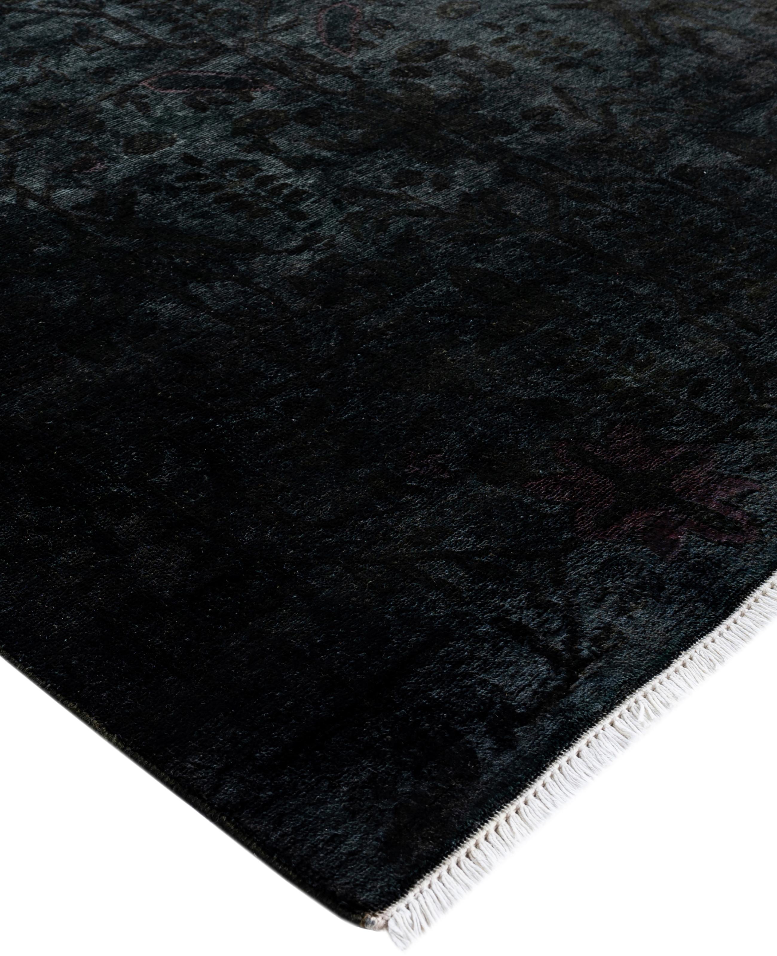 Les tapis surteints sont créés à partir de tapis anciens ou traditionnels auxquels on applique une teinture vibrante et monochrome sur les motifs existants. Cette technique permet d'obtenir une esthétique audacieuse et moderne tout en préservant les