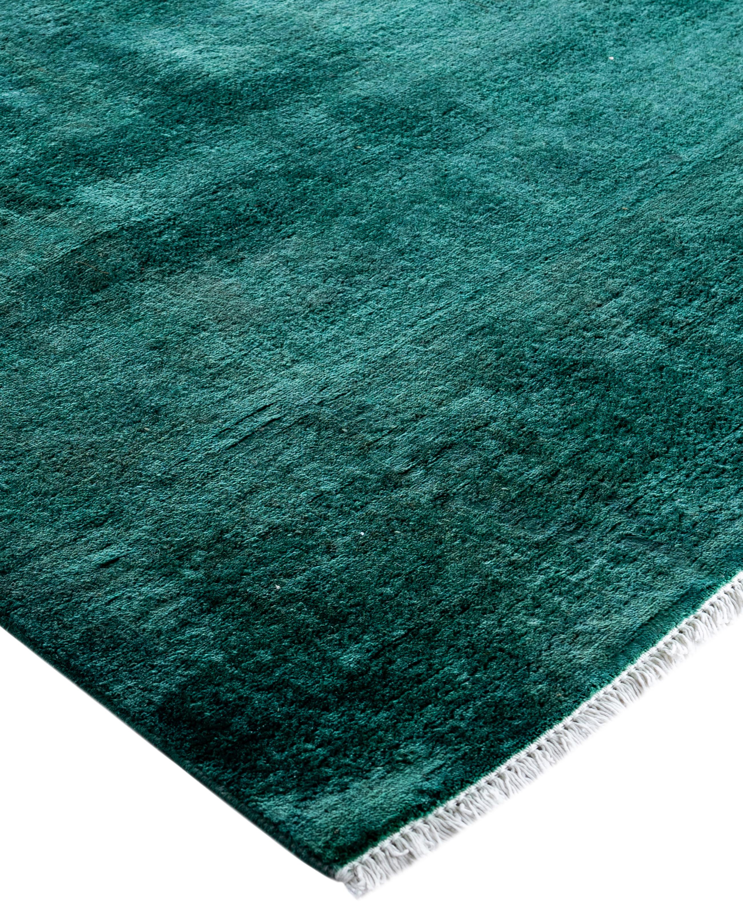 Les tapis surteints sont créés à partir de tapis anciens ou traditionnels auxquels on applique une teinture vibrante et monochrome sur les motifs existants. Cette technique permet d'obtenir une esthétique audacieuse et moderne tout en préservant les