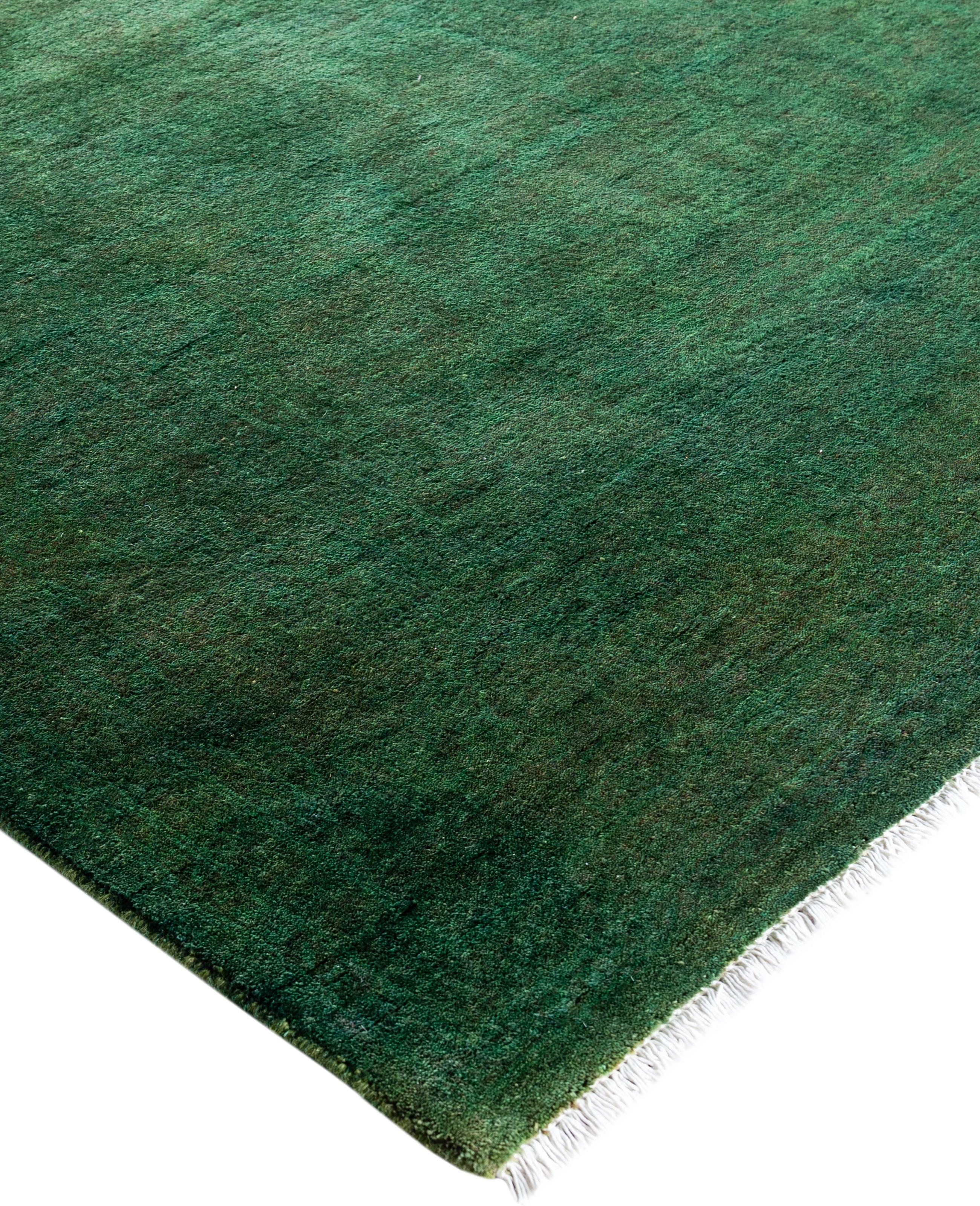 Les tapis surteints sont créés à partir de tapis anciens ou traditionnels auxquels on applique une teinture vibrante et monochrome sur les motifs existants. Cette technique permet d'obtenir une esthétique audacieuse et moderne tout en préservant les