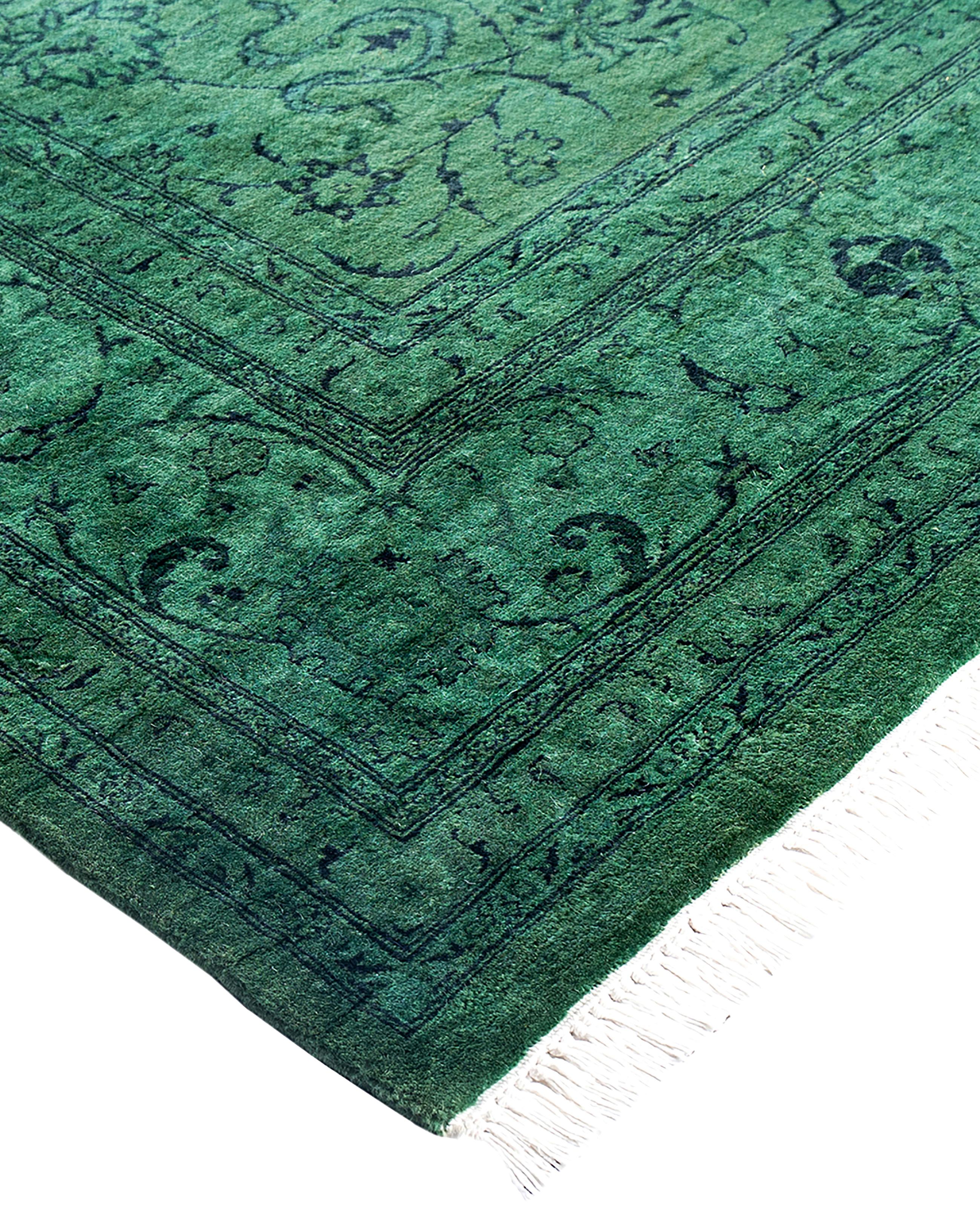 Las alfombras sobreteñidas se crean tomando alfombras antiguas o tradicionales y aplicando un tinte vibrante y monocromático sobre los dibujos existentes. Esta técnica da como resultado una estética audaz y moderna, al tiempo que conserva los