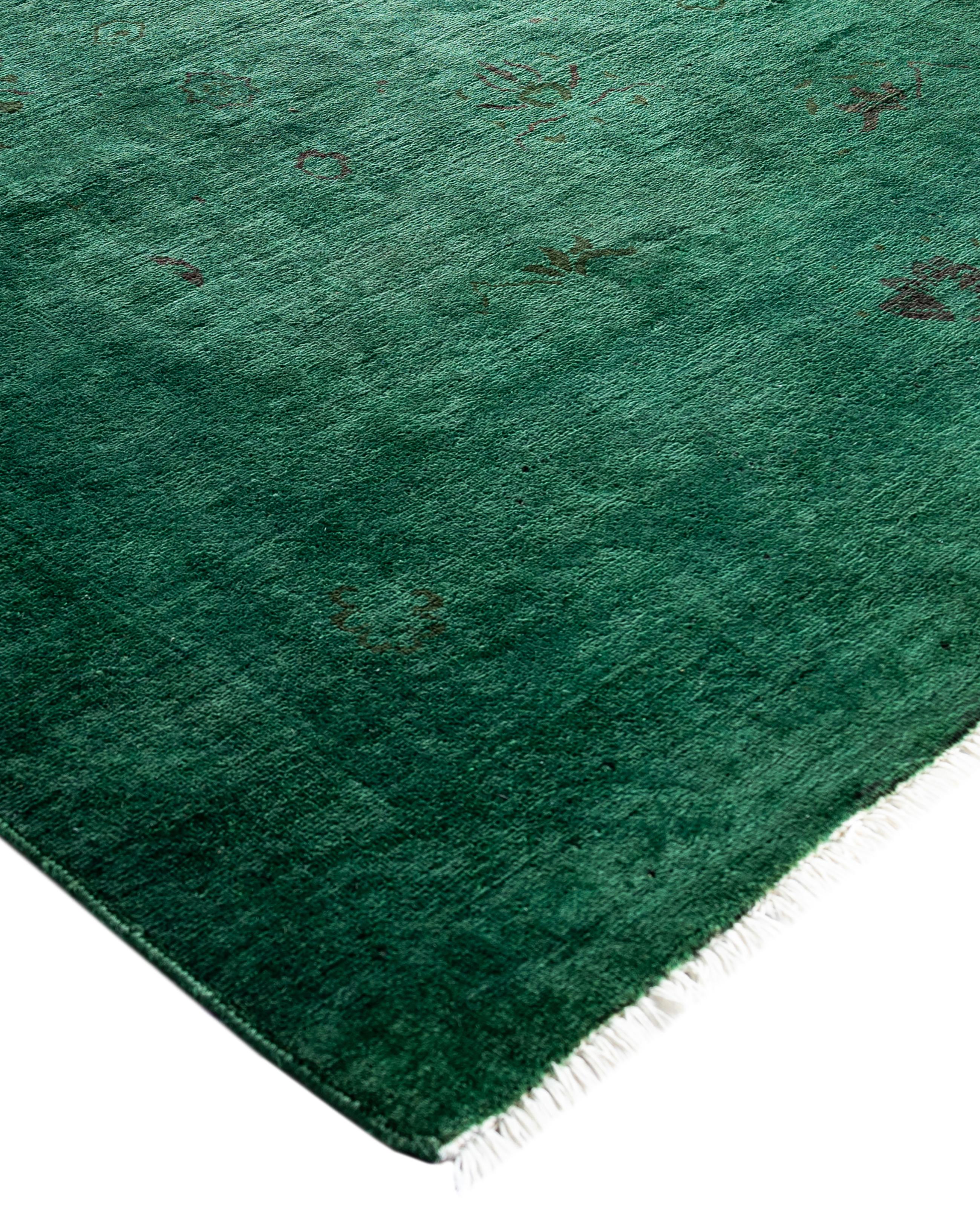 Les tapis surteints sont créés à partir de tapis anciens ou traditionnels auxquels on applique une teinture vibrante et monochrome sur les motifs existants. Cette technique permet d'obtenir une esthétique audacieuse et moderne tout en préservant les
