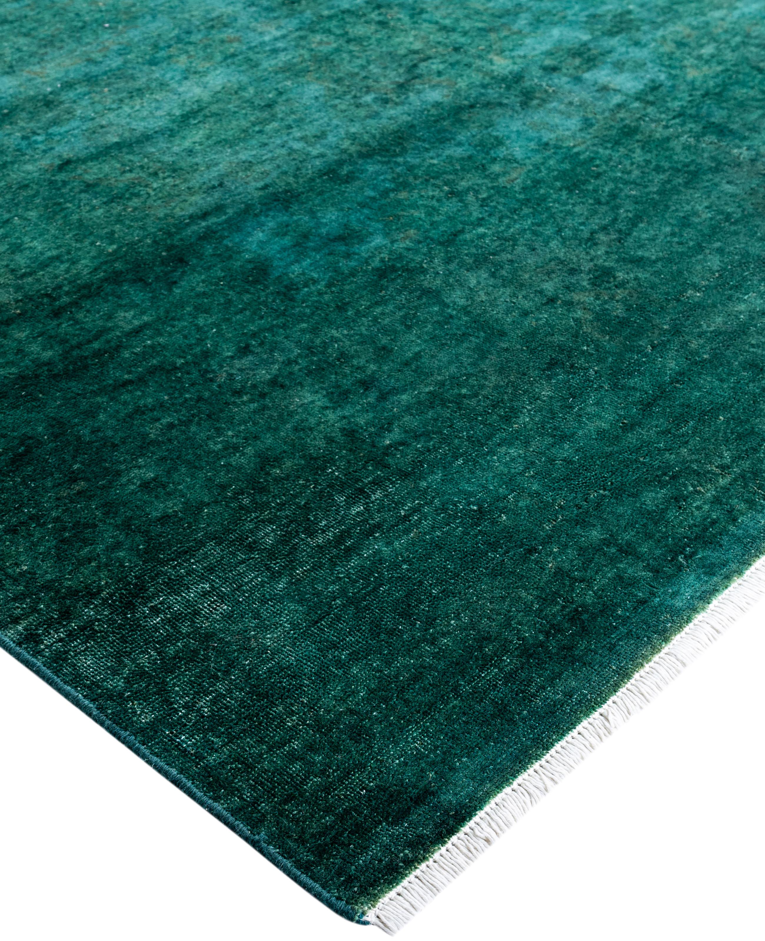 Les tapis surteints sont créés à partir de tapis anciens ou traditionnels auxquels on applique une teinture vibrante et monochrome sur les motifs existants. Cette technique permet d'obtenir une esthétique audacieuse et moderne tout en préservant les