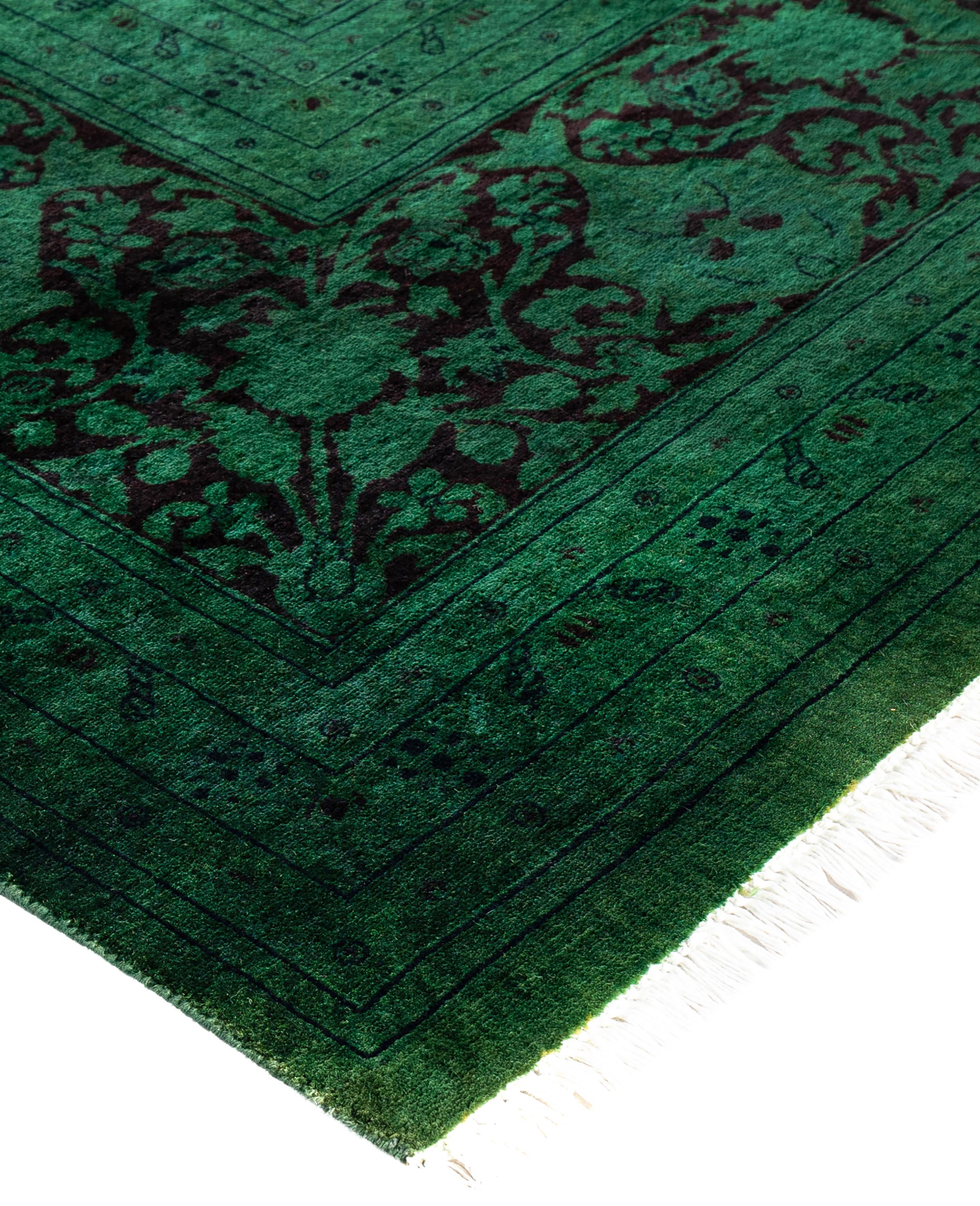 Les tapis surteints sont créés à partir de tapis anciens ou traditionnels auxquels on applique une teinture vibrante et monochrome sur les motifs existants. Cette technique permet d'obtenir une esthétique audacieuse et moderne tout en préservant les