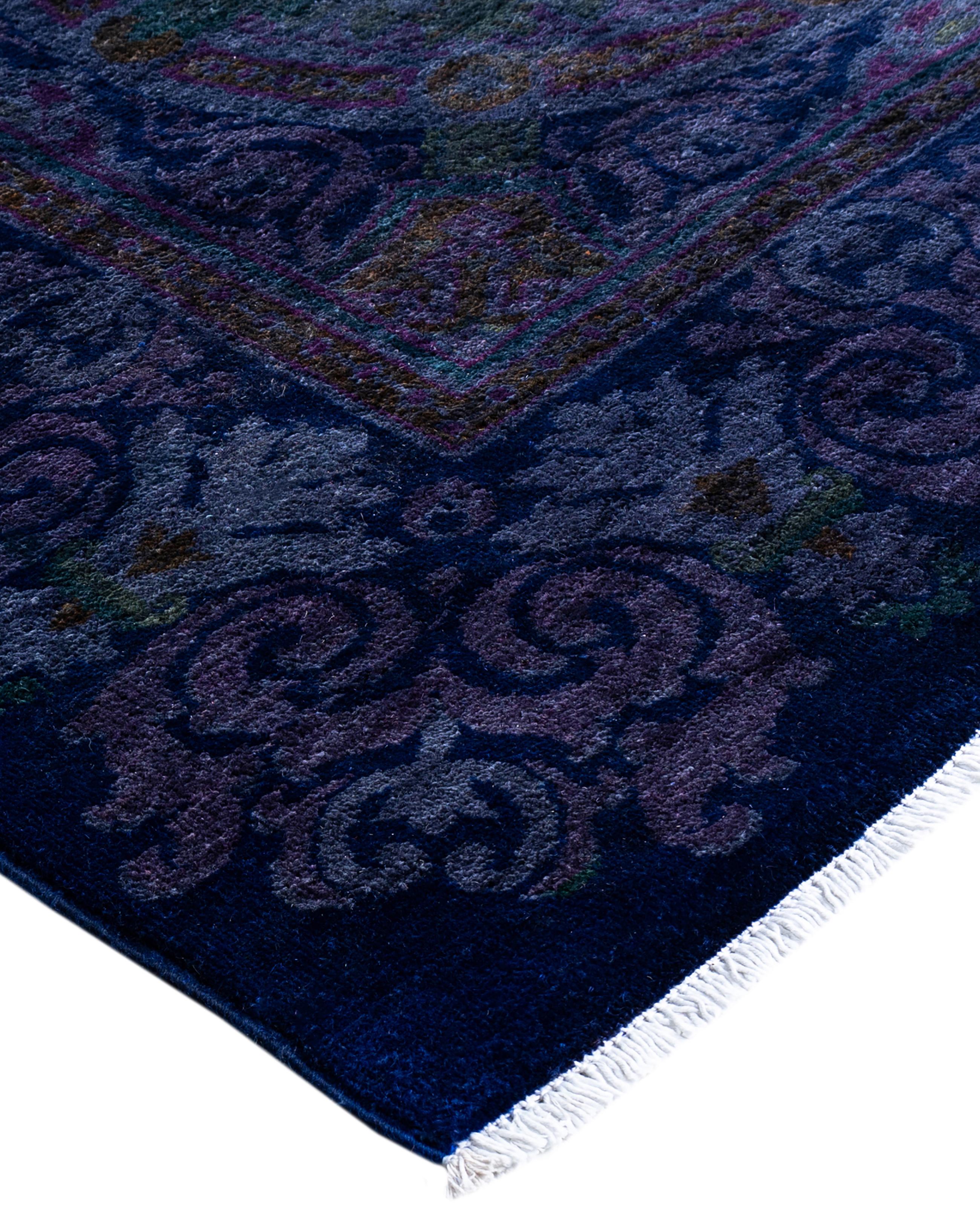 Las alfombras sobreteñidas se crean tomando alfombras antiguas o tradicionales y aplicando un tinte vibrante y monocromático sobre los dibujos existentes. Esta técnica da como resultado una estética audaz y moderna, al tiempo que conserva los