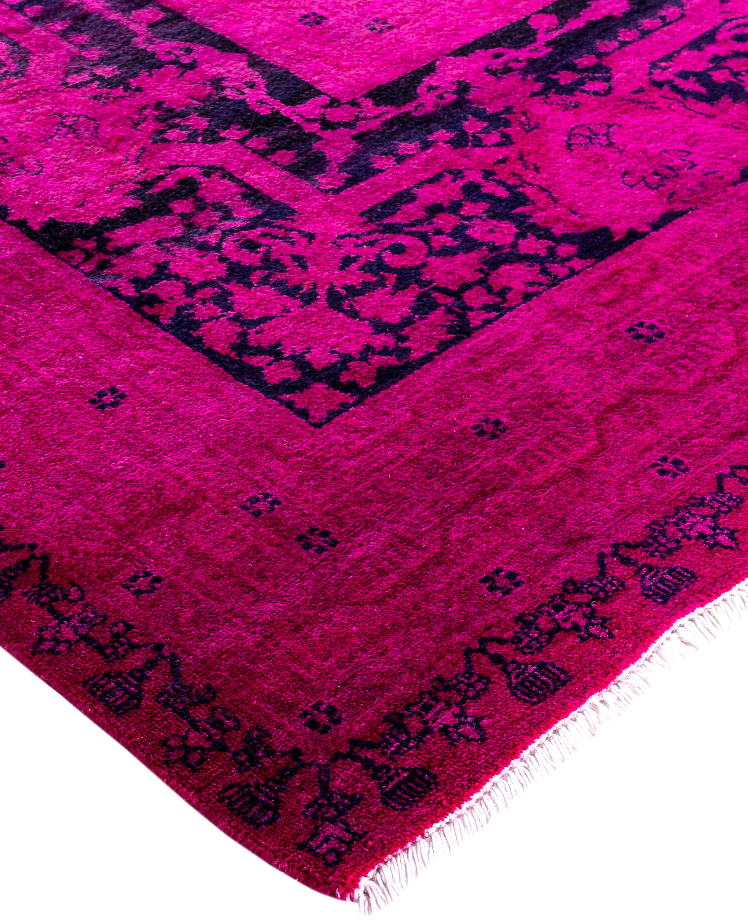 I tappeti tinti in massa sono creati prendendo tappeti vintage o tradizionali e applicando una tintura vibrante e monocromatica sui motivi esistenti. Questa tecnica consente di ottenere un'estetica audace e moderna, preservando al contempo gli