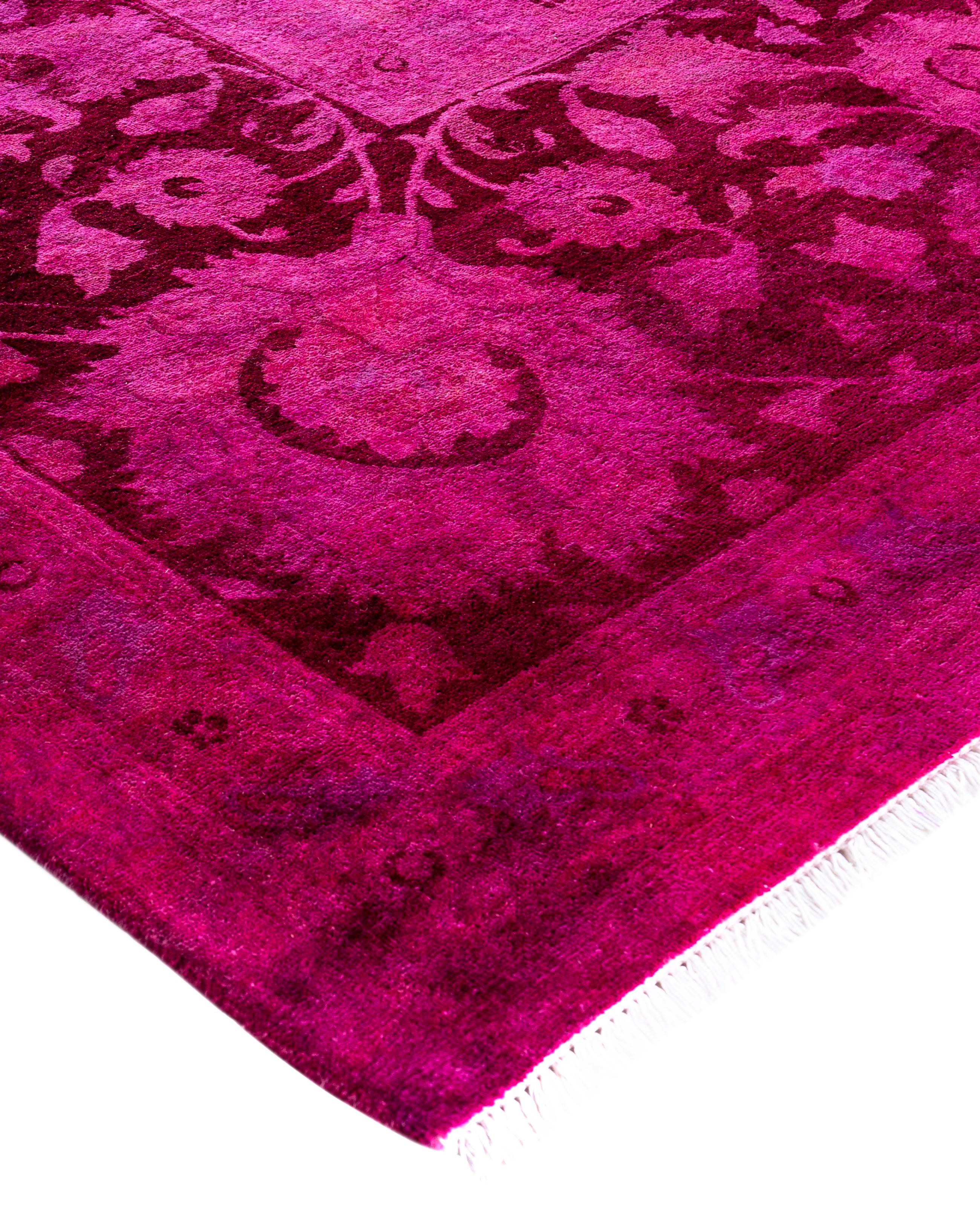 Les tapis surteints sont créés à partir de tapis anciens ou traditionnels auxquels on applique une teinture vibrante et monochrome sur les motifs existants. Cette technique permet d'obtenir une esthétique audacieuse et moderne tout en préservant les