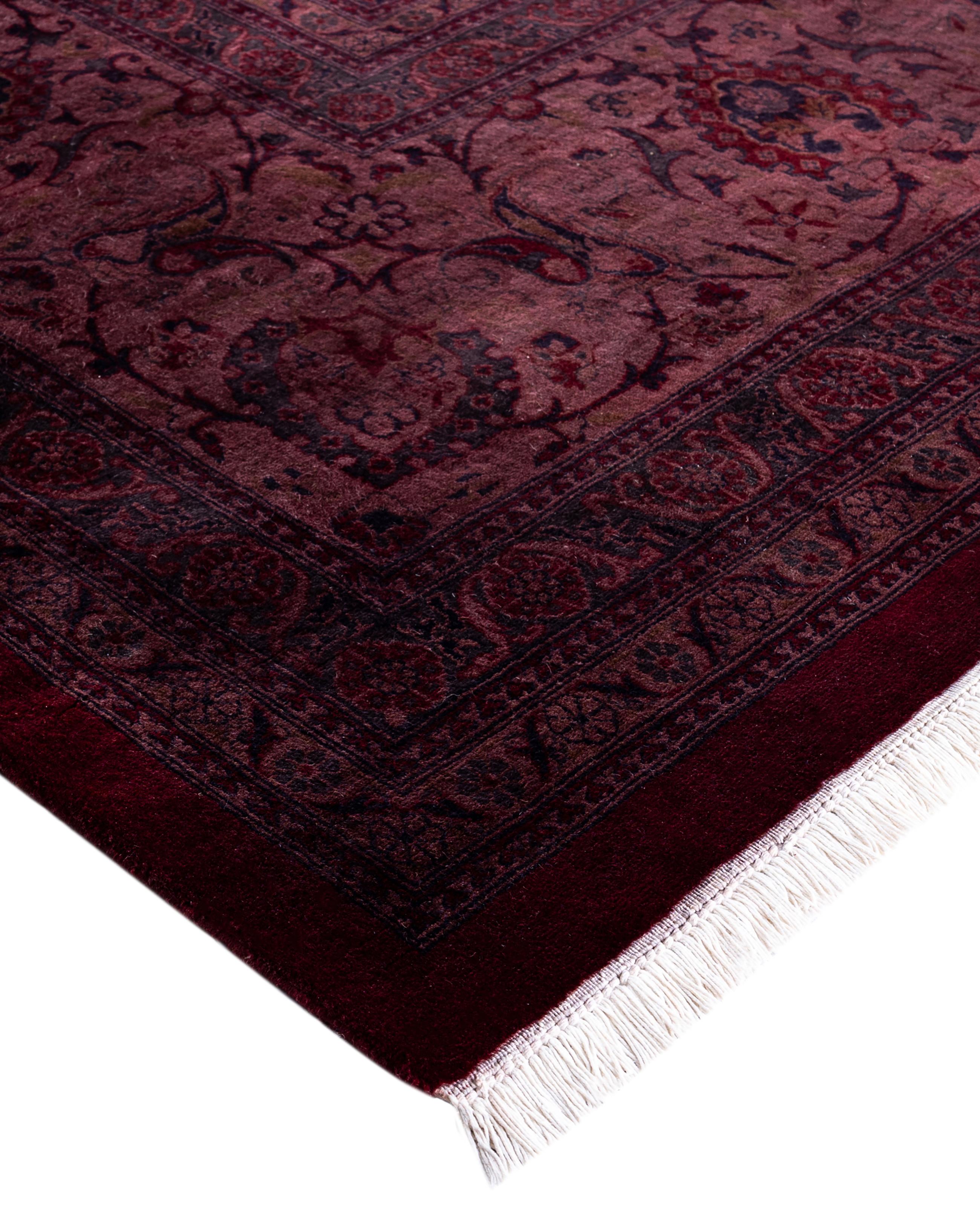 Les tapis surteints sont créés à partir de tapis anciens ou traditionnels auxquels on applique une teinture vibrante et monochrome sur les motifs existants. Cette technique permet d'obtenir une esthétique audacieuse et moderne tout en préservant les