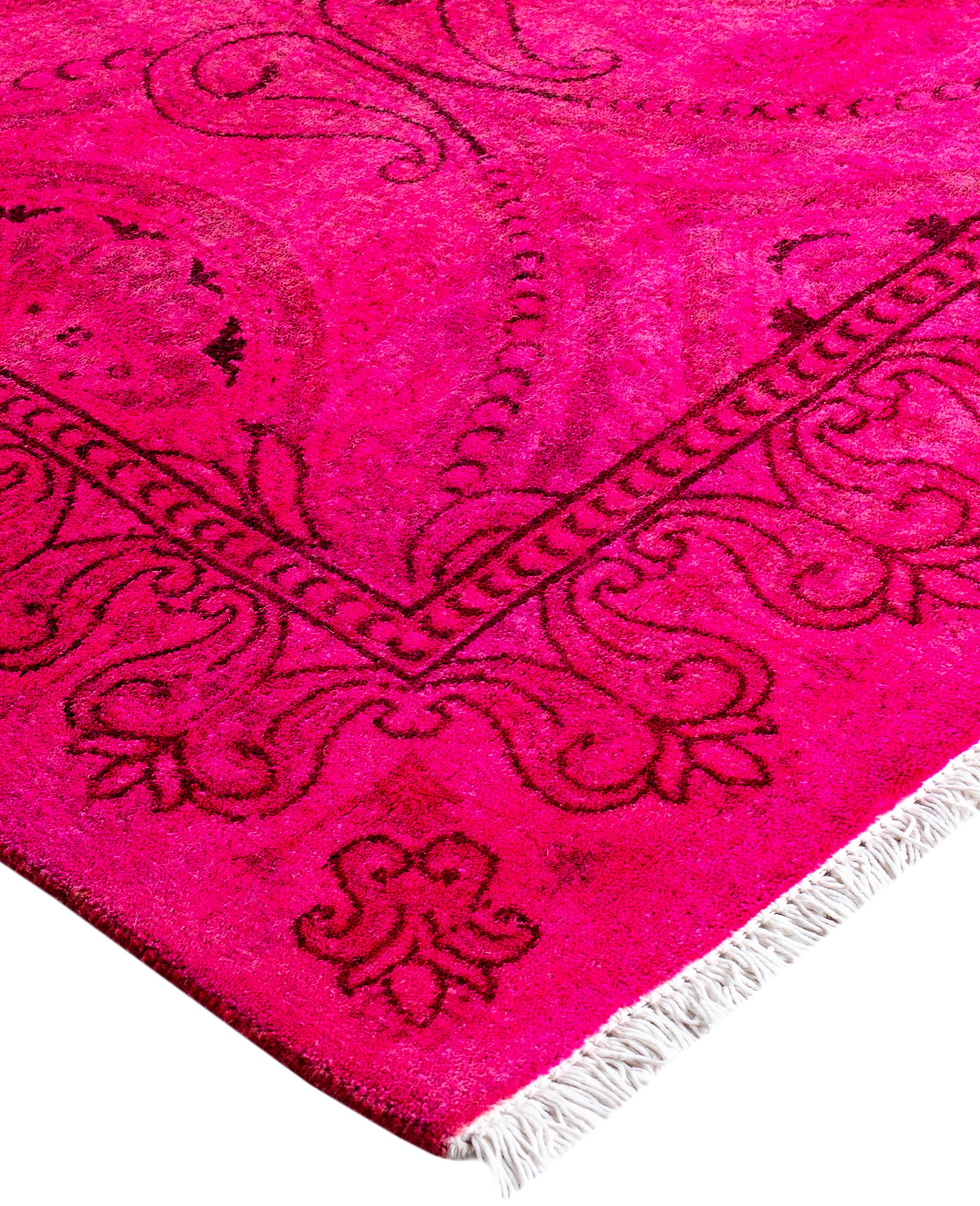 I tappeti tinti in massa sono creati prendendo tappeti vintage o tradizionali e applicando una tintura vibrante e monocromatica sui motivi esistenti. Questa tecnica consente di ottenere un'estetica audace e moderna, preservando al contempo gli
