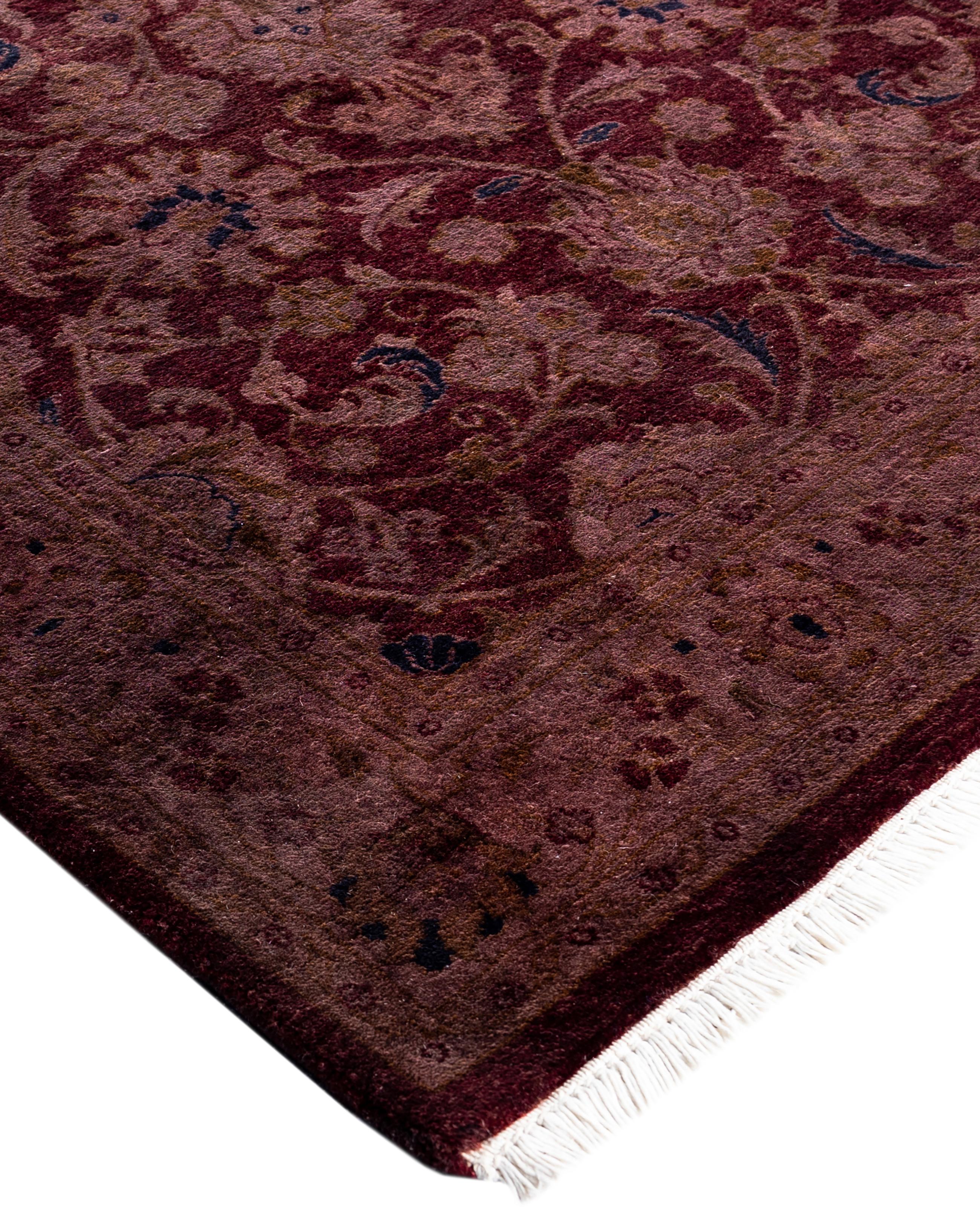 Las alfombras sobreteñidas se crean tomando alfombras antiguas o tradicionales y aplicando un tinte vibrante y monocromático sobre los dibujos existentes. Esta técnica da como resultado una estética audaz y moderna, al tiempo que conserva los